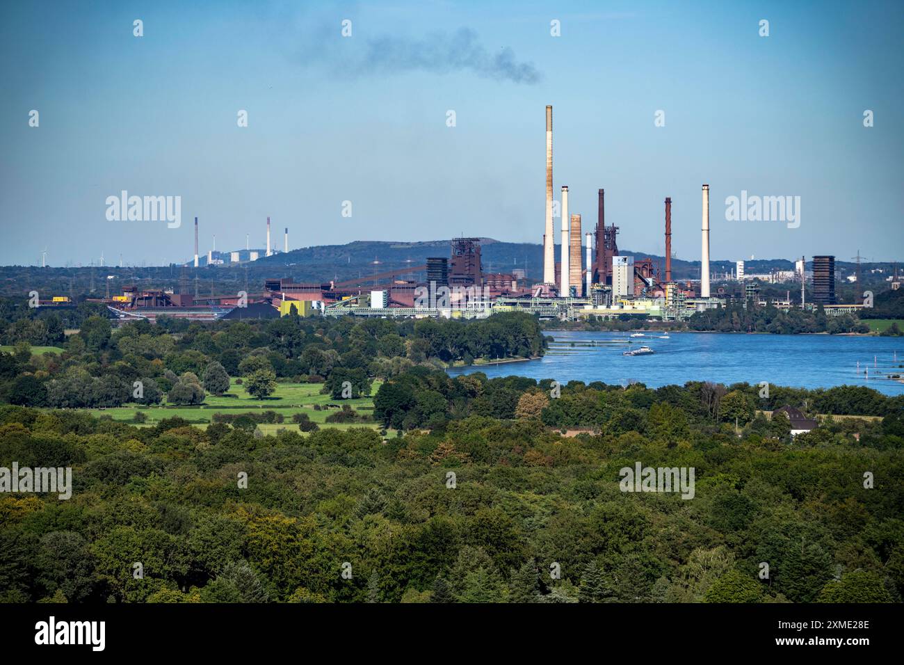 Vista sul Reno dell'acciaieria ThyssenKrupp di Duisburg-Beeckerwerth, altoforni, cokeria, paesaggio verde sulla riva sinistra Foto Stock