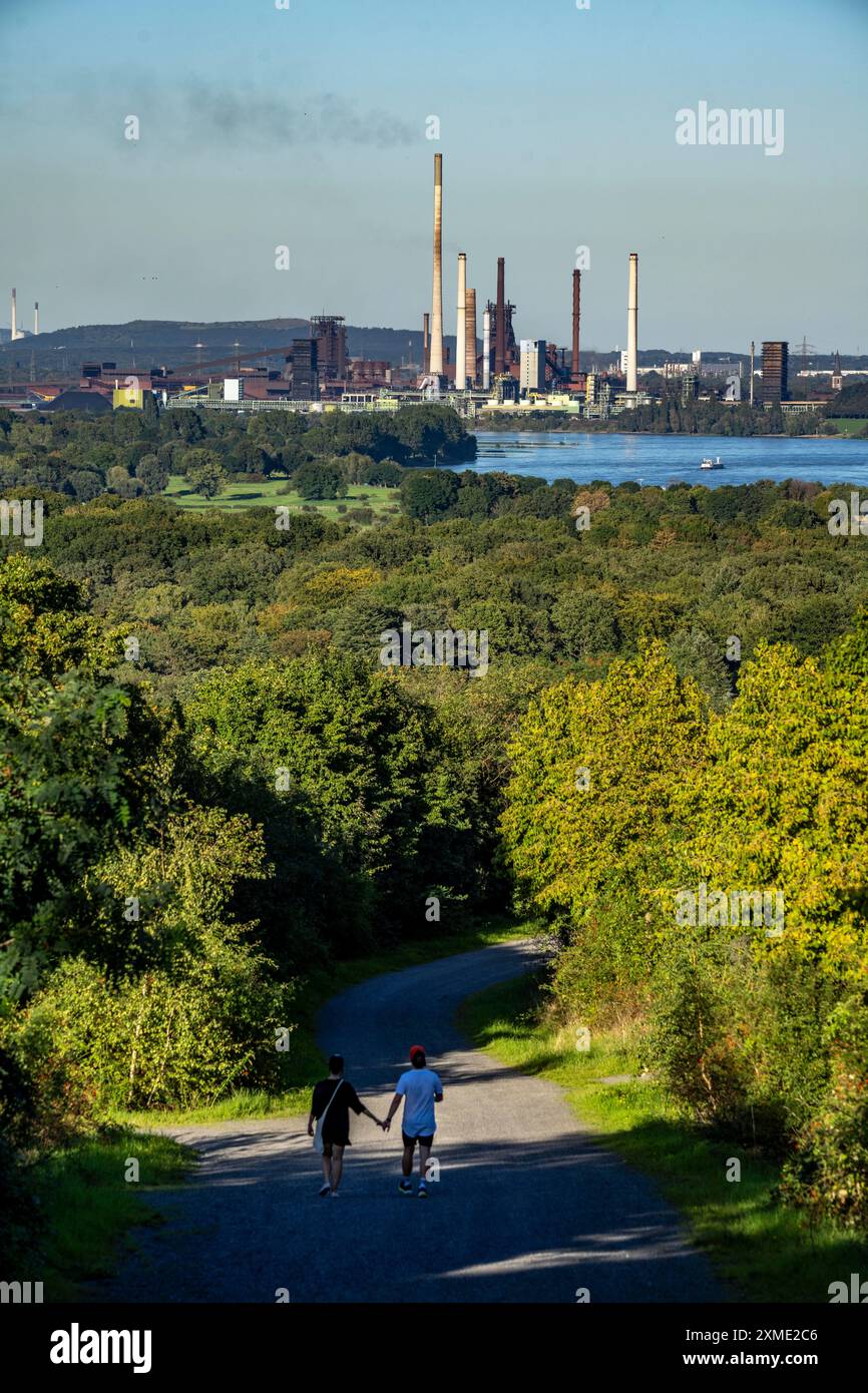 Vista, dalla punta di Rheinpreussen a Moers, attraverso il Reno fino all'acciaieria ThyssenKrupp a Duisburg-Beeckerwerth, altoforni Foto Stock