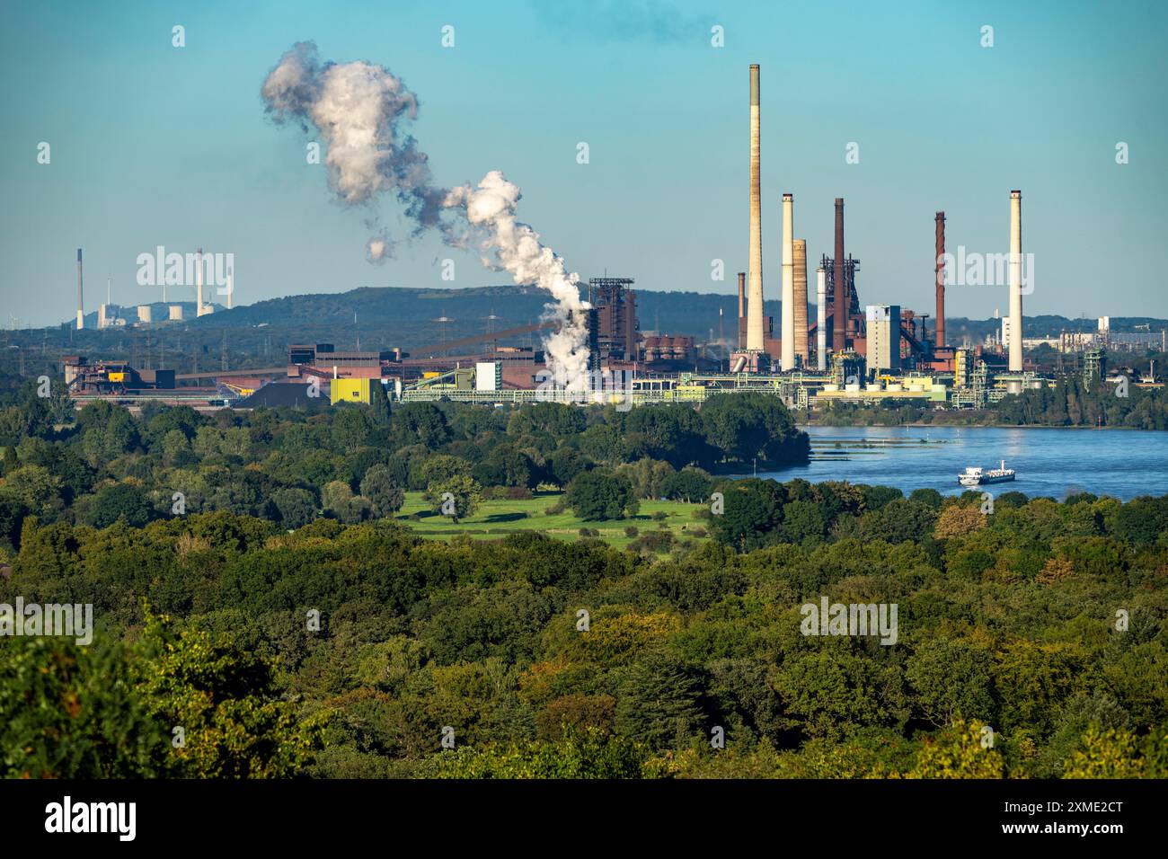 Vista sul Reno dell'acciaieria ThyssenKrupp di Duisburg-Beeckerwerth, altoforni, cokeria, paesaggio verde sulla riva sinistra Foto Stock