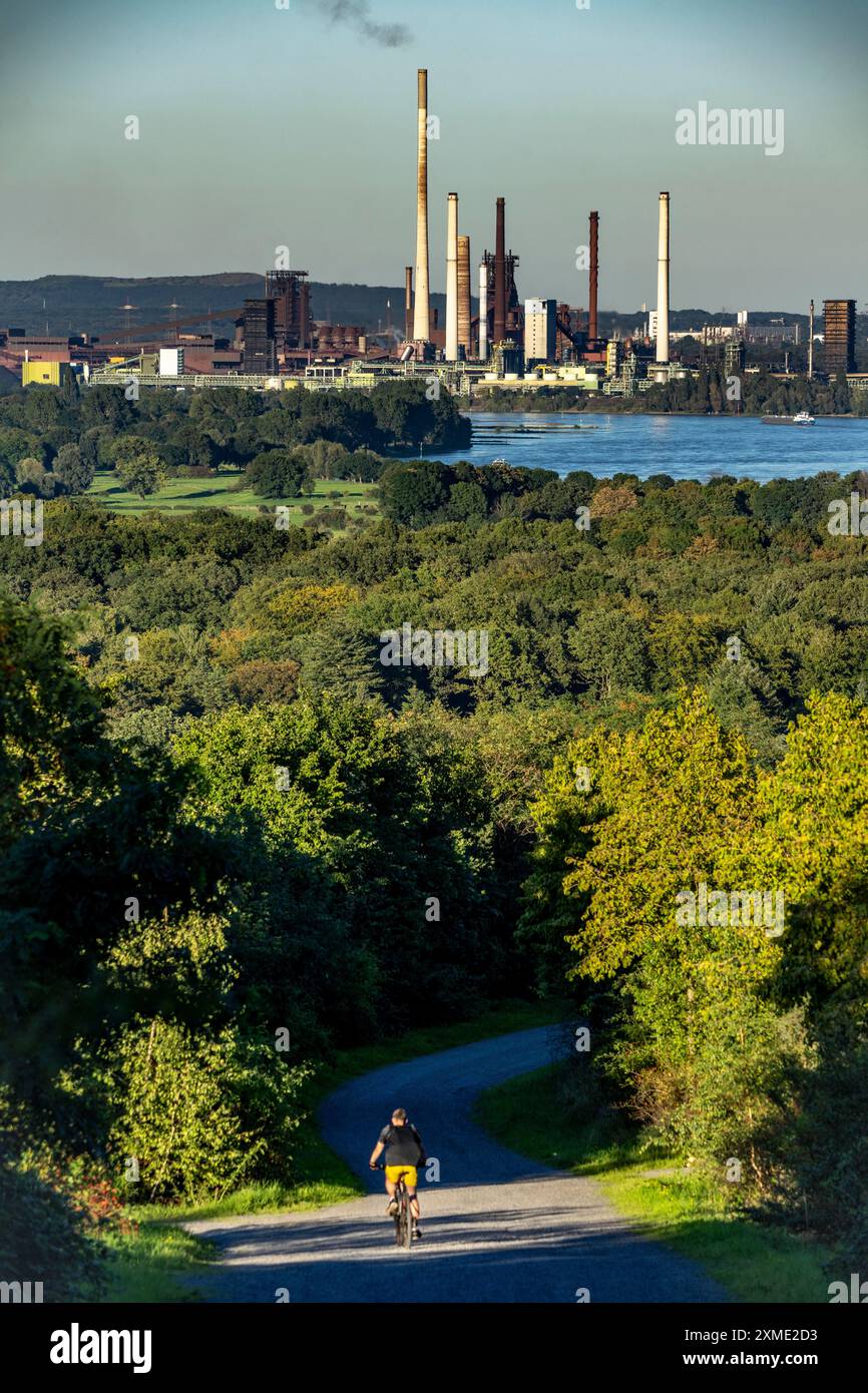 Vista, dalla punta di Rheinpreussen a Moers, attraverso il Reno fino all'acciaieria ThyssenKrupp a Duisburg-Beeckerwerth, altoforni Foto Stock