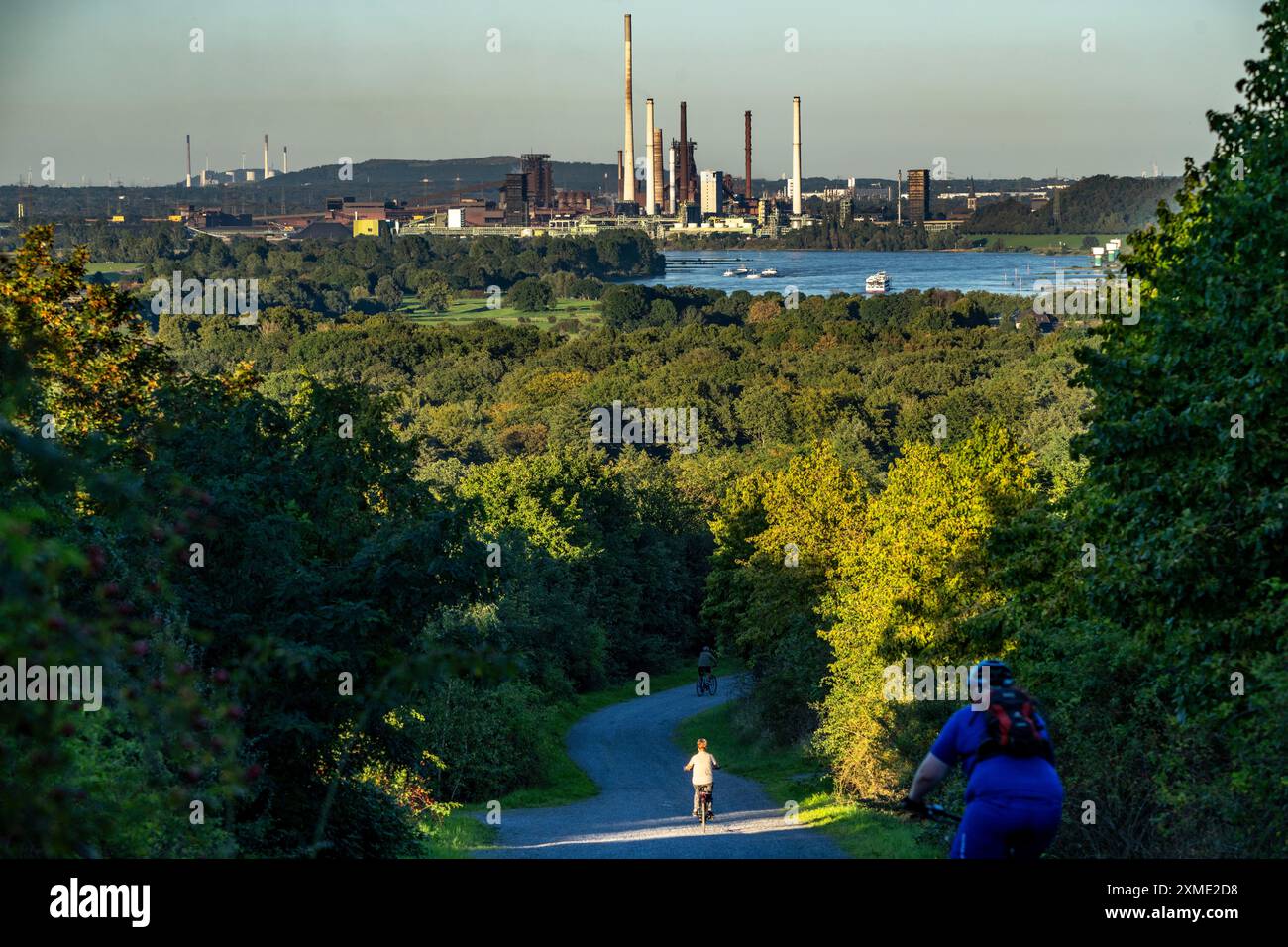 Vista, dalla punta di Rheinpreussen a Moers, attraverso il Reno fino all'acciaieria ThyssenKrupp a Duisburg-Beeckerwerth, altoforni Foto Stock