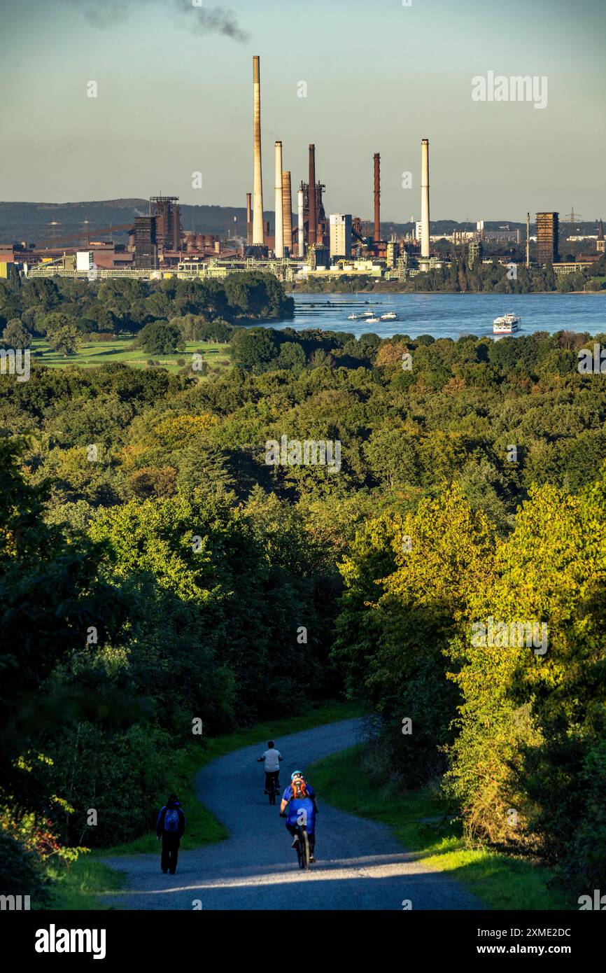 Vista, dalla punta di Rheinpreussen a Moers, attraverso il Reno fino all'acciaieria ThyssenKrupp a Duisburg-Beeckerwerth, altoforni Foto Stock