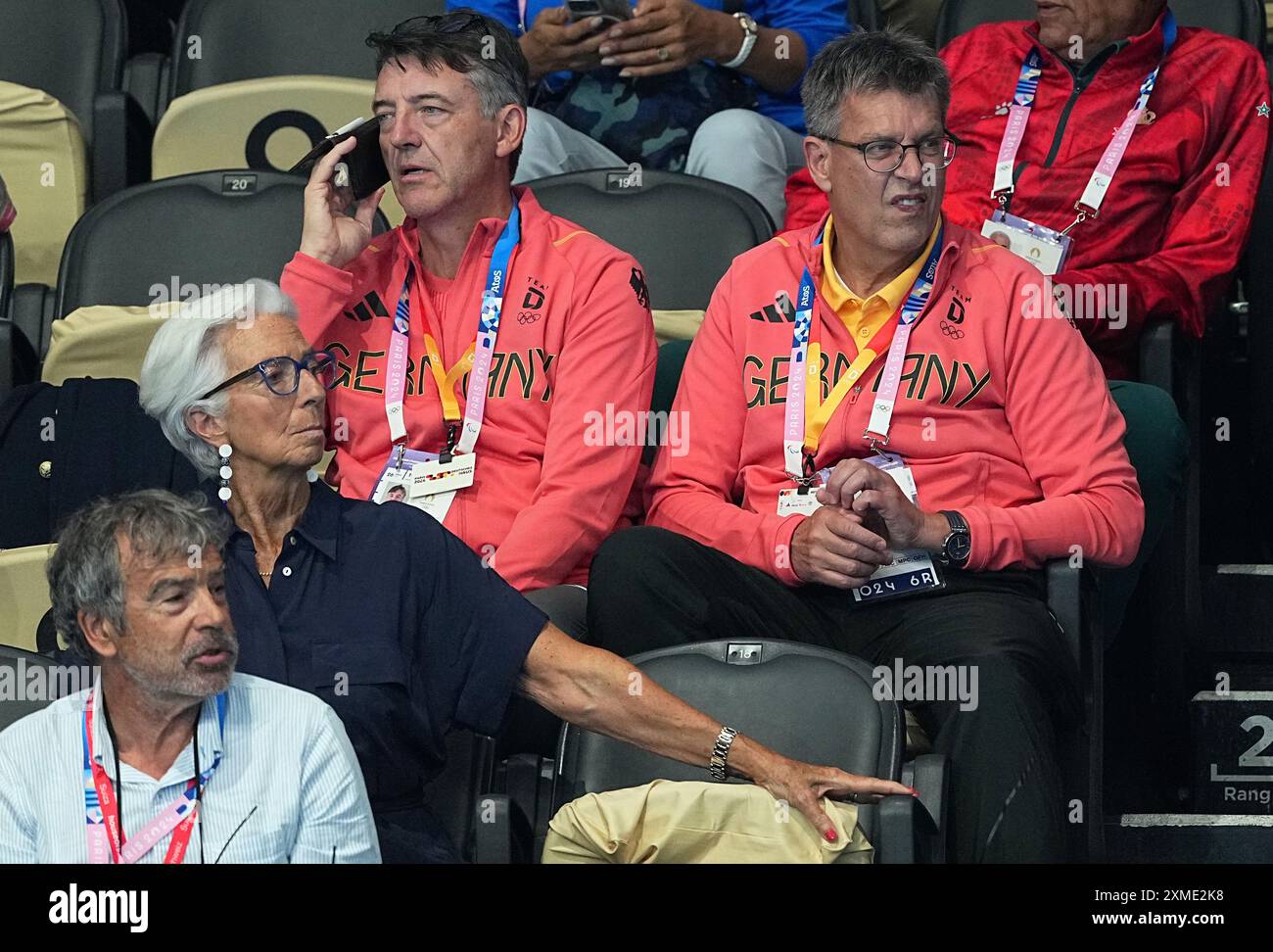 Parigi, Francia. 27 luglio 2024. Olimpiadi, Parigi 2024, nuoto, Paris la Defense Arena, il presidente del DOSB Thomas Weikert (r) e il presidente della BCE Christine Lagarde (di fronte) in tribuna. Crediti: Michael Kappeler/dpa/Alamy Live News Foto Stock