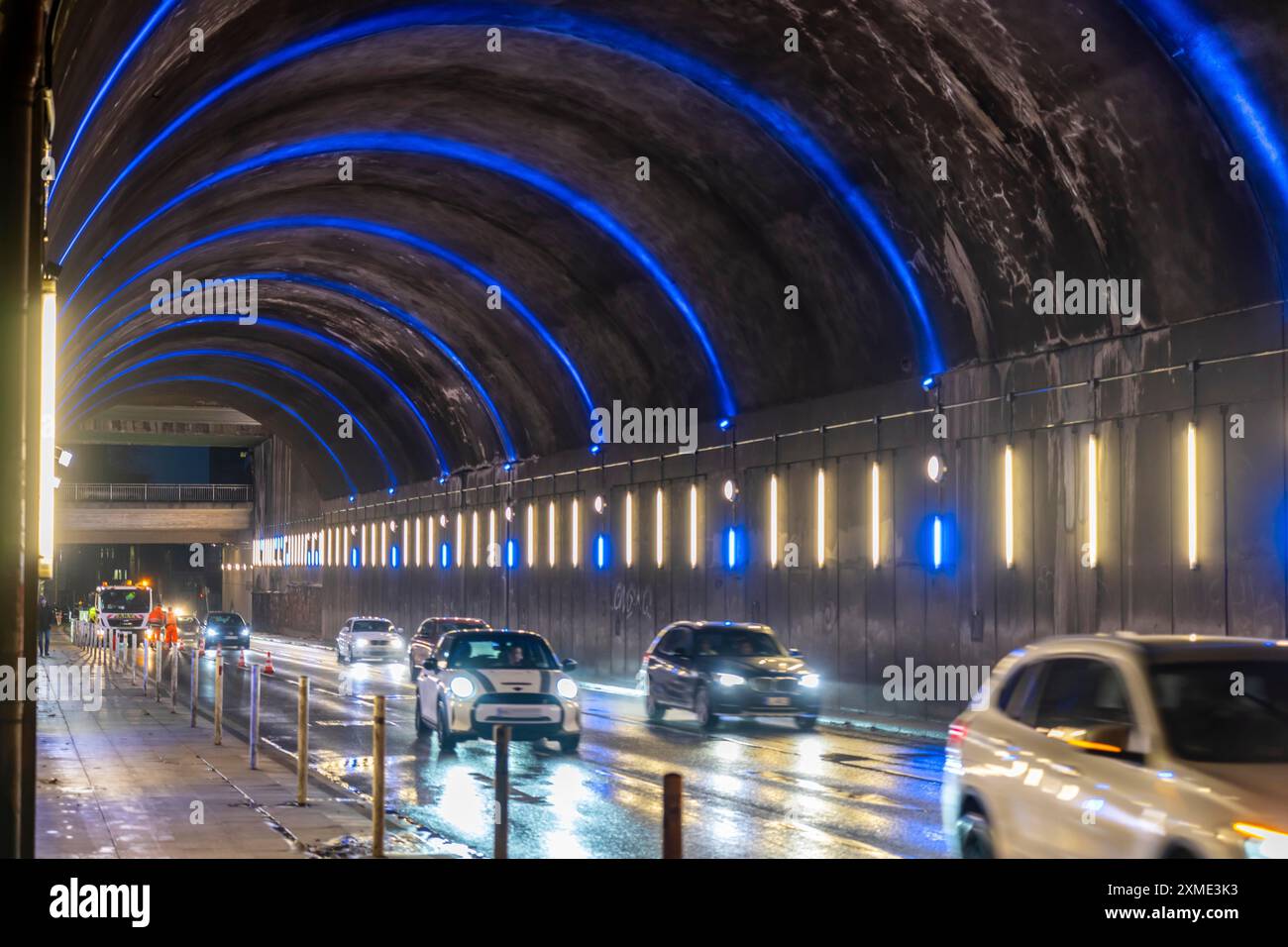 Tunnel stradale sotto la stazione ferroviaria principale, Gildehofstrasse, con illuminazione, impianto di illuminazione a LED, Essen, Renania settentrionale-Vestfalia, Germania Foto Stock