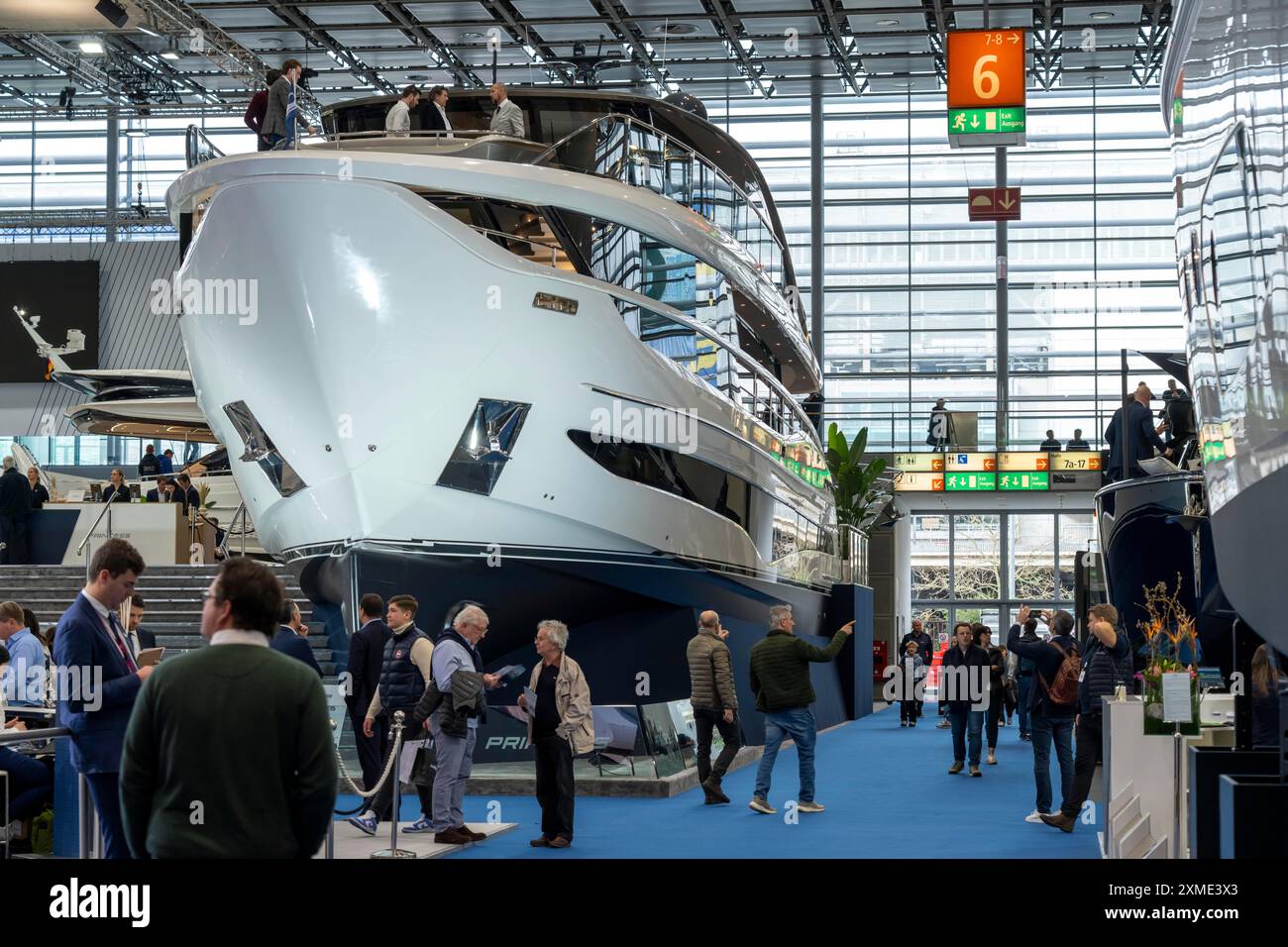 Grandi yacht, yacht di lusso, nella Hall 6 di BOOT 2024, la più grande fiera mondiale di yacht e sport acquatici a Duesseldorf, nella Renania settentrionale-Vestfalia Foto Stock