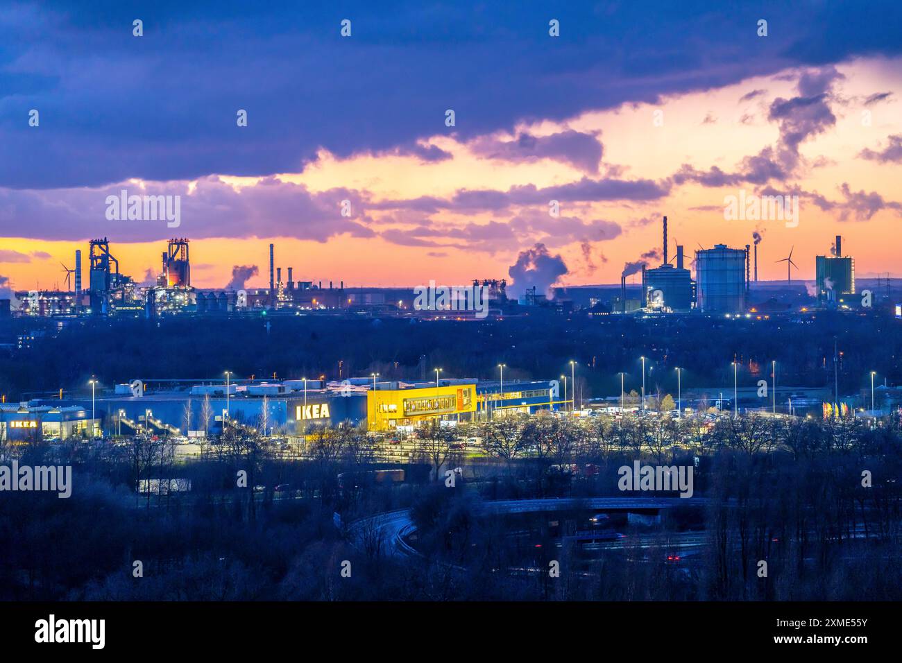 Skyline del sito siderurgico di Duisburg, ThyssenKrupp Steel Europe, a Duisburg-Bruckhausen, tramonto, scenario industriale, Renania settentrionale-Vestfalia, Germania Foto Stock