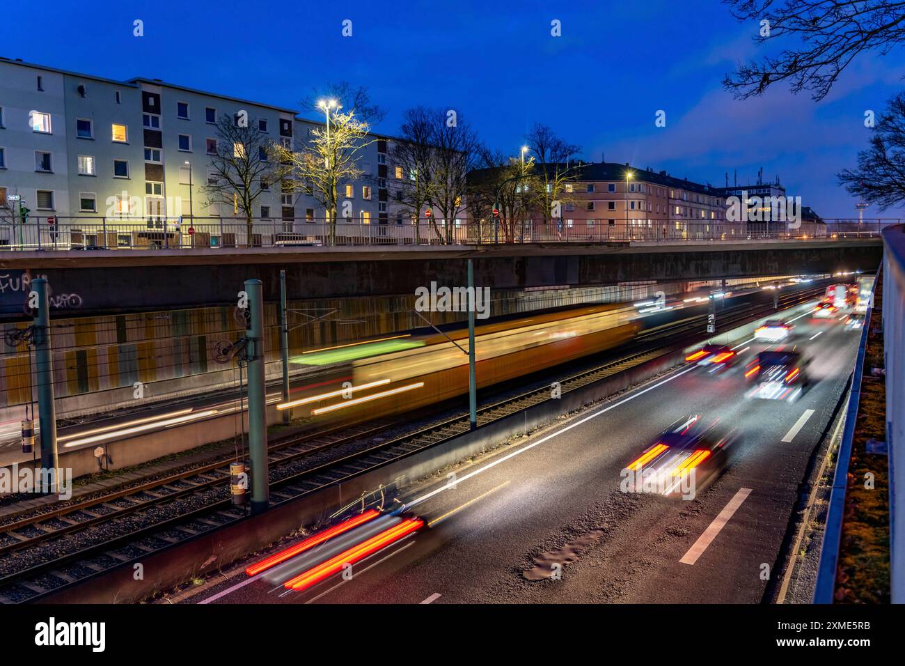 Hausackerbruecke, il ponte stradale del centro città sull'autostrada A40 e la linea metropolitana leggera U18, tra Essen-Frohnhausen e Holsterhausen Foto Stock