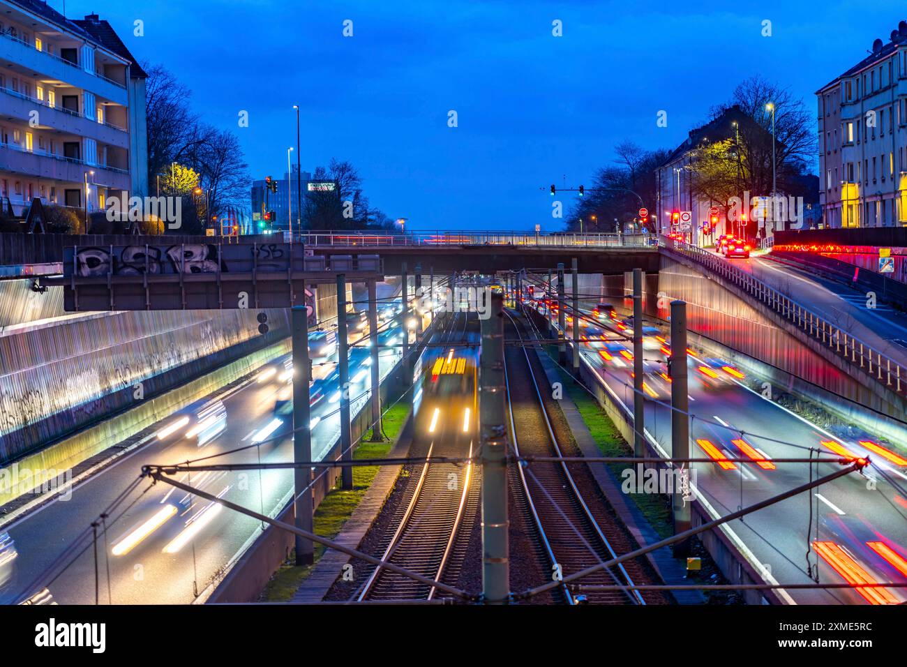 Hausackerbruecke, il ponte stradale del centro città sull'autostrada A40 e la linea metropolitana leggera U18, tra Essen-Frohnhausen e Holsterhausen Foto Stock