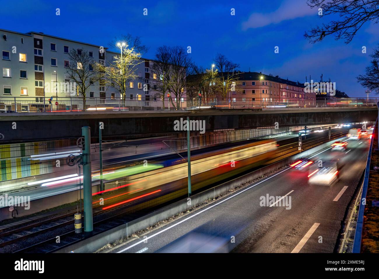 Hausackerbruecke, il ponte stradale del centro città sull'autostrada A40 e la linea metropolitana leggera U18, tra Essen-Frohnhausen e Holsterhausen Foto Stock