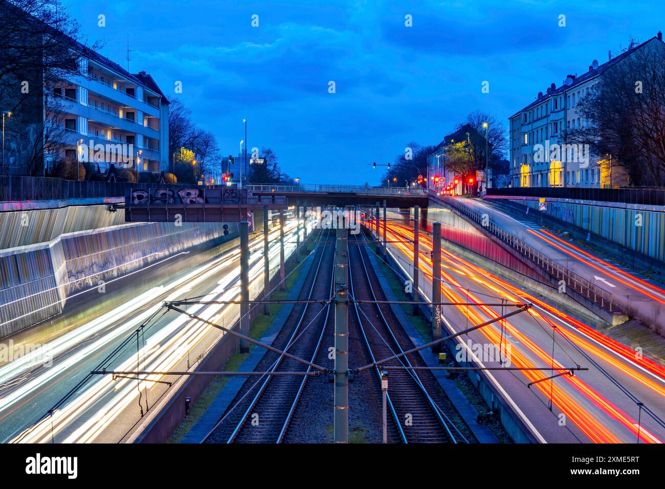 Hausackerbruecke, il ponte stradale del centro città sull'autostrada A40 e la linea metropolitana leggera U18, tra Essen-Frohnhausen e Holsterhausen Foto Stock