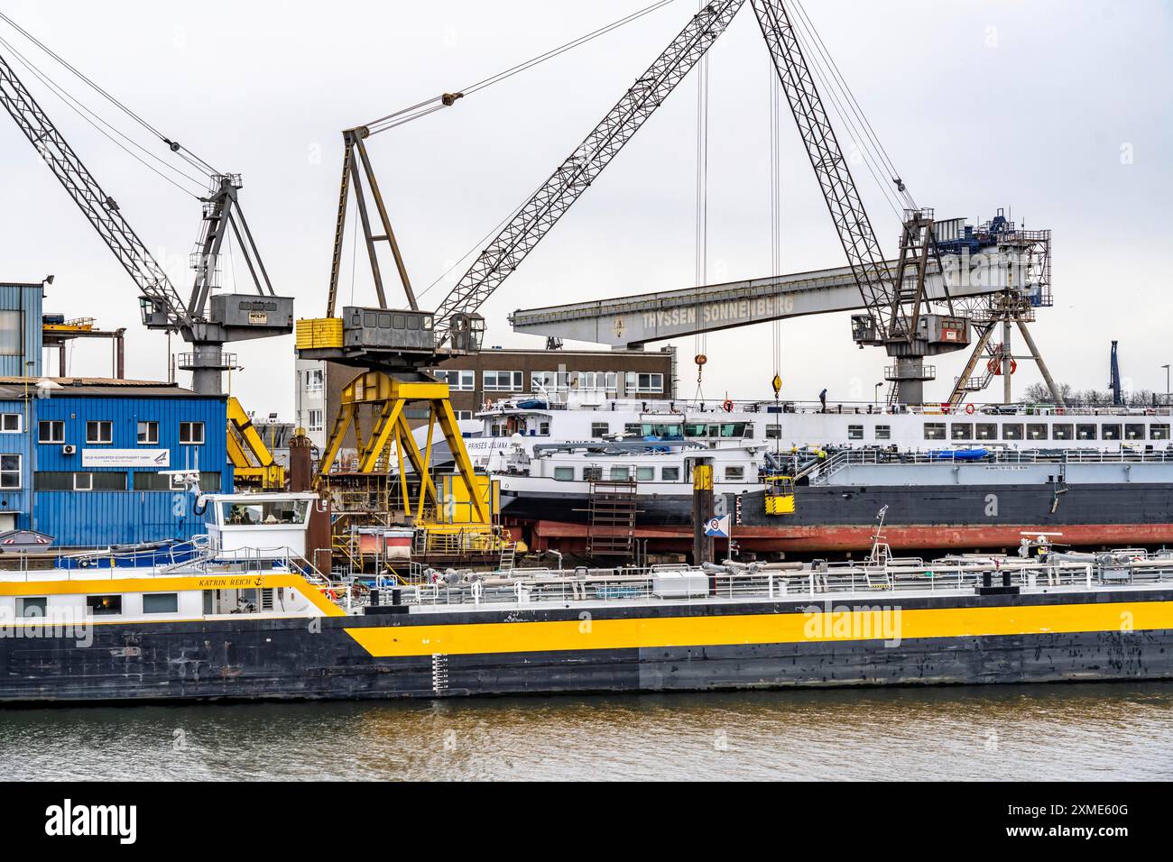 Duisport, porto interno di Duisburg-Ruhrort, nuovo cantiere navale di Ruhrort, sull'isola dei rottami, nuova costruzione, riparazione e manutenzione delle vie navigabili interne Foto Stock