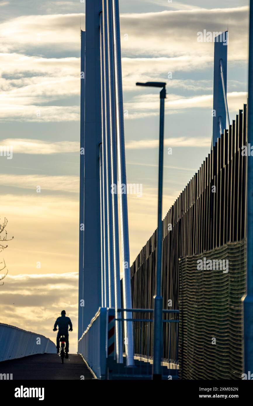 Pista ciclabile e pedonale del ponte A40 Neuenkamp, moli e cavi di collegamento del nuovo ponte autostradale sul Reno vicino a Duisburg, il vecchio ponte è Foto Stock