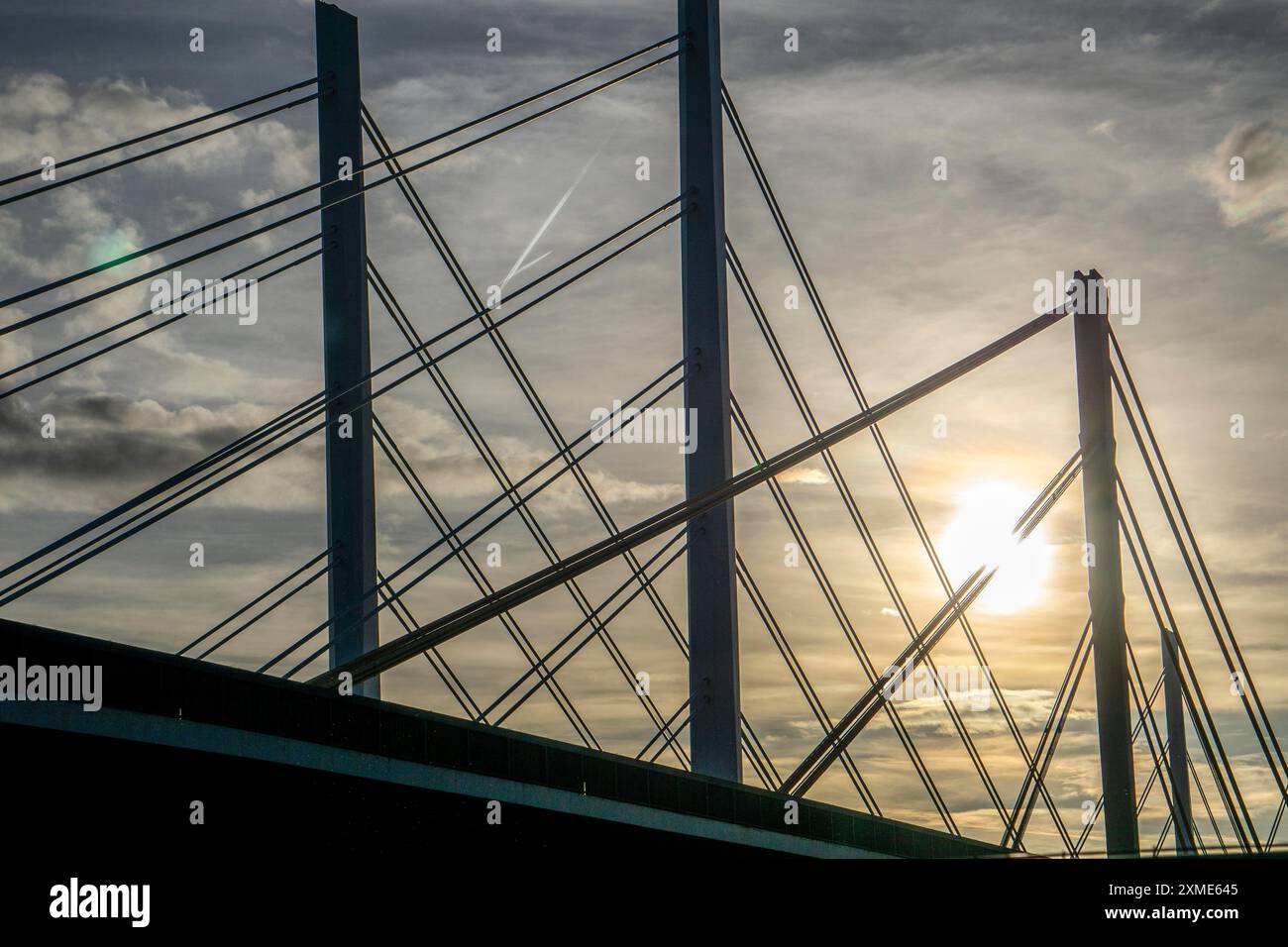 Moli e cavi di collegamento del nuovo ponte autostradale della A40, sul Reno vicino a Duisburg, il ponte Neuenkamp, il vecchio sullo sfondo Foto Stock