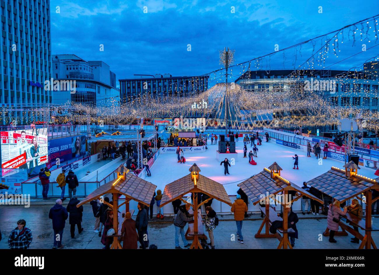 Essener Wintertraum, pista di pattinaggio su ghiaccio e catering sulla Kennedyplatz di Essen, su oltre 2, 000 m2 e 2 livelli, la più grande pista di pattinaggio su ghiaccio della Renania settentrionale-Vestfalia Foto Stock