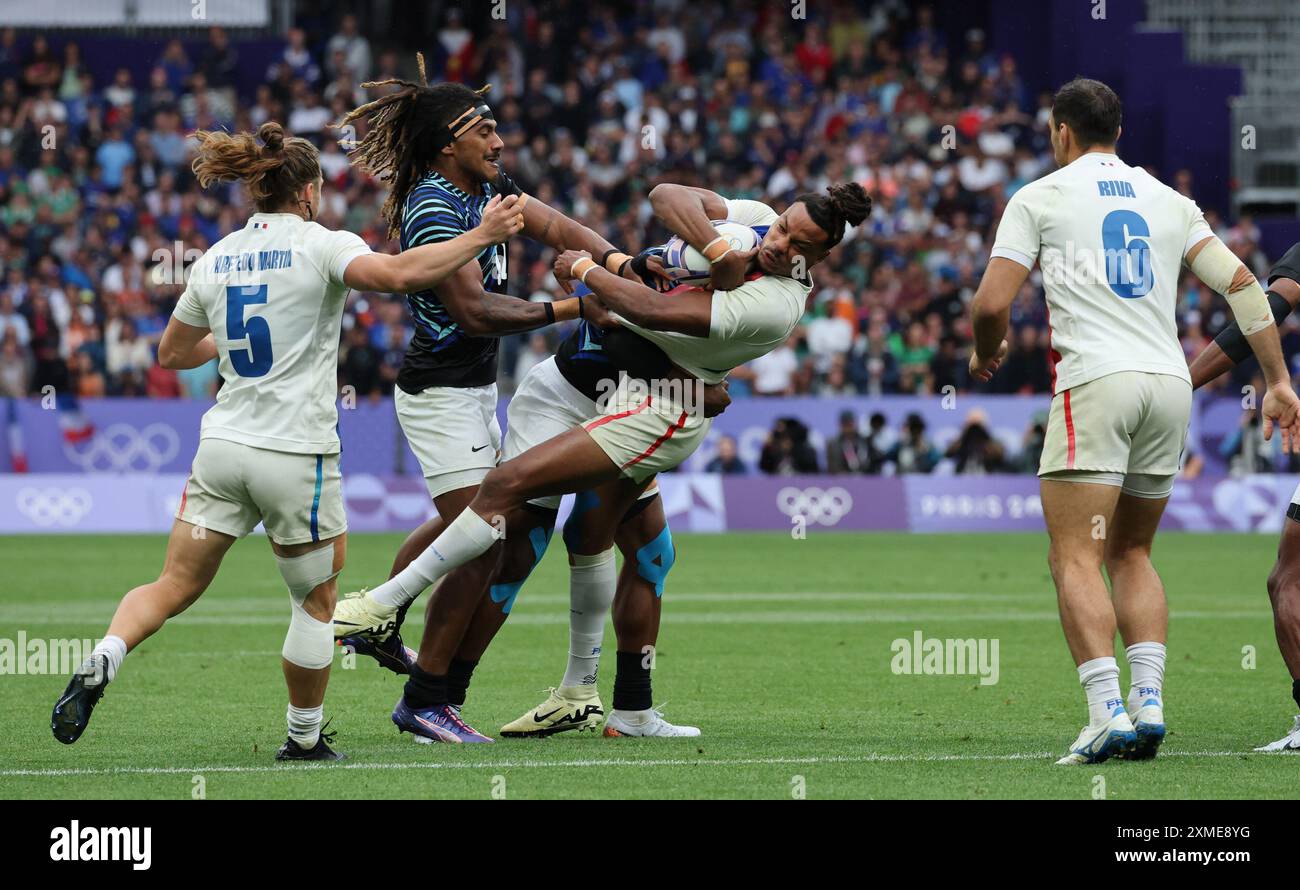 Parigi, Francia. 27 luglio 2024. Il francese Joseph Jefferson Lee viene placcato durante la partita della medaglia d'oro di rugby 7 contro le Figi allo Stade de France il giorno di apertura delle Olimpiadi di Parigi di sabato 27 luglio 2024. La Francia ha vinto la partita 28-7. Foto di Hugo Philpott/UPI credito: UPI/Alamy Live News Foto Stock