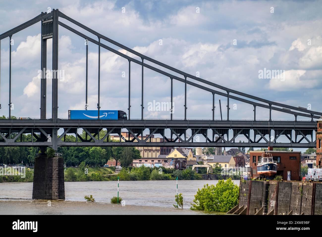 Si vede il ponte Krefeld-Uerdingen sul Reno, tra Krefeld e Duisburg, un ponte a fascia di 1936, lungo 858 metri, strada federale B228 Foto Stock