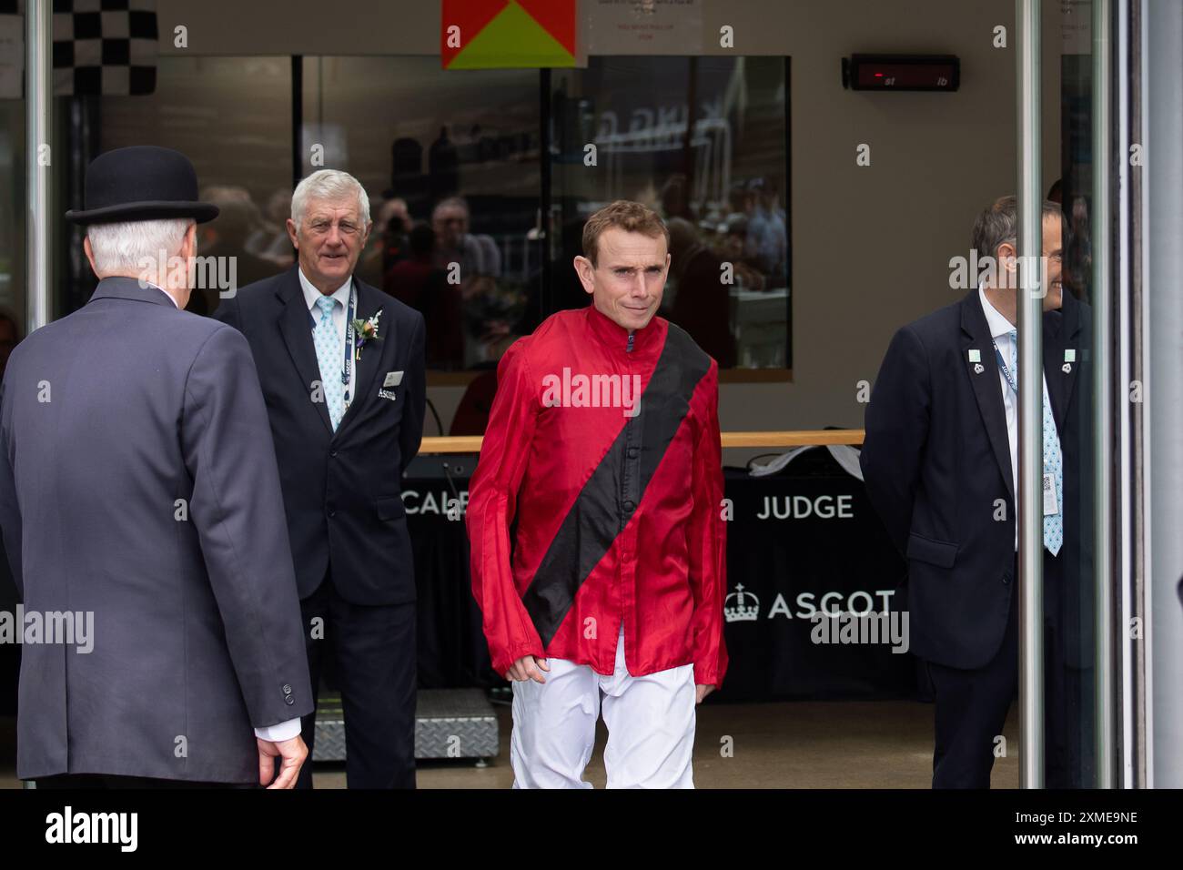 Ascot, Berkshire, Regno Unito. 27 luglio 2024. Jockey Ryan Moore nel Parade Ring all'Ascot Racecourse prima di vincere la prima gara, il britannico EBF Crocker Bulteel 'Confined' Maiden Stakes. Crediti: Maureen McLean/Alamy Live News Foto Stock