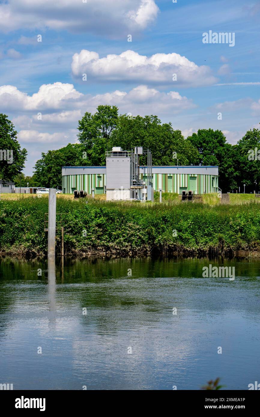 La Ruhr nei pressi di Essen-Horst, impianto di estrazione dell'acqua di Gelsenwasser AG, Renania settentrionale-Vestfalia, Germania Foto Stock