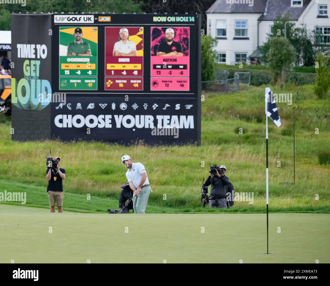 27 luglio 2024; JCB Golf & amp; Country Club, Rocester, Uttoxeter, Inghilterra; LIV UK Golf League, Round 2; Louis Oosthuizen delle Stinger GC chips al 14° green durante il round 2 Foto Stock