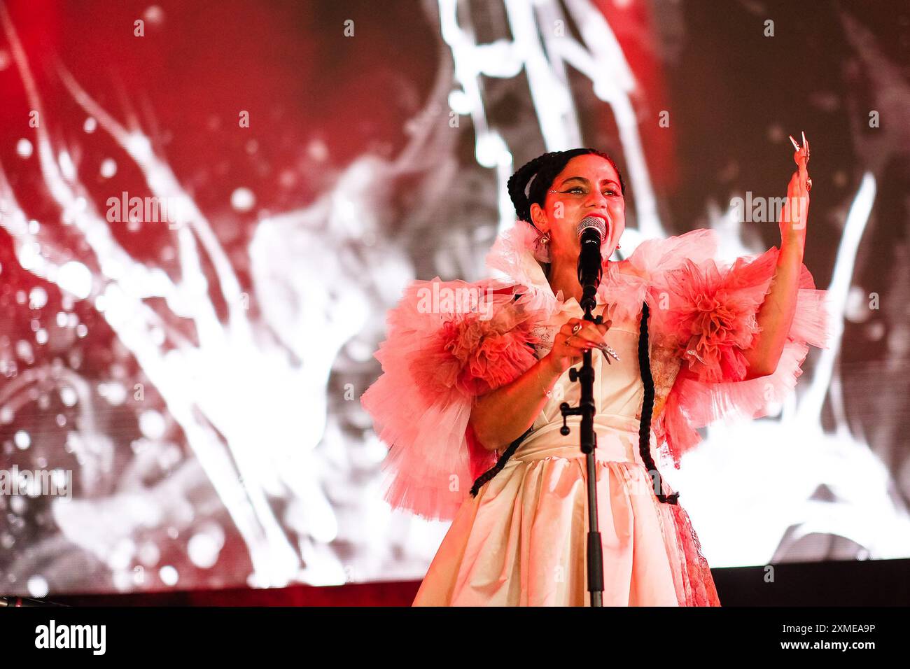 Malmesbury, Regno Unito. 27 luglio 2024. Emel si esibisce al d&b Soundscape durante Womad - World of Music, Arts and Dance 2024. Emel Mathlouthi, noto anche come Emel, è un cantautore, musicista, arrangiatore e produttore tunisino-americano. Foto di Julie Edwards./Alamy Live News Foto Stock
