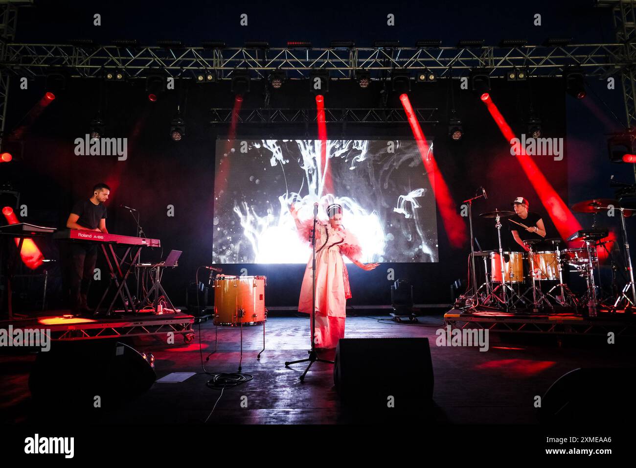 Malmesbury, Regno Unito. 27 luglio 2024. Emel si esibisce al d&b Soundscape durante Womad - World of Music, Arts and Dance 2024. Emel Mathlouthi, noto anche come Emel, è un cantautore, musicista, arrangiatore e produttore tunisino-americano. Foto di Julie Edwards./Alamy Live News Foto Stock