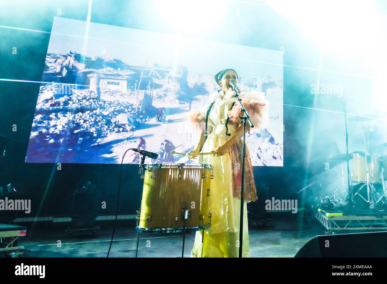 Malmesbury, Regno Unito. 27 luglio 2024. Emel si esibisce al d&b Soundscape durante Womad - World of Music, Arts and Dance 2024. Emel Mathlouthi, noto anche come Emel, è un cantautore, musicista, arrangiatore e produttore tunisino-americano. Foto di Julie Edwards./Alamy Live News Foto Stock