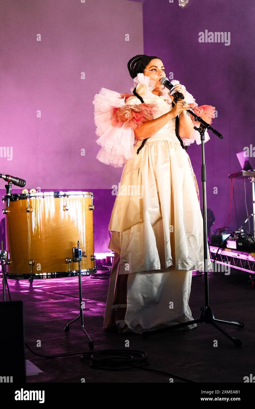 Malmesbury, Regno Unito. 27 luglio 2024. Emel si esibisce al d&b Soundscape durante Womad - World of Music, Arts and Dance 2024. Emel Mathlouthi, noto anche come Emel, è un cantautore, musicista, arrangiatore e produttore tunisino-americano. Foto di Julie Edwards./Alamy Live News Foto Stock