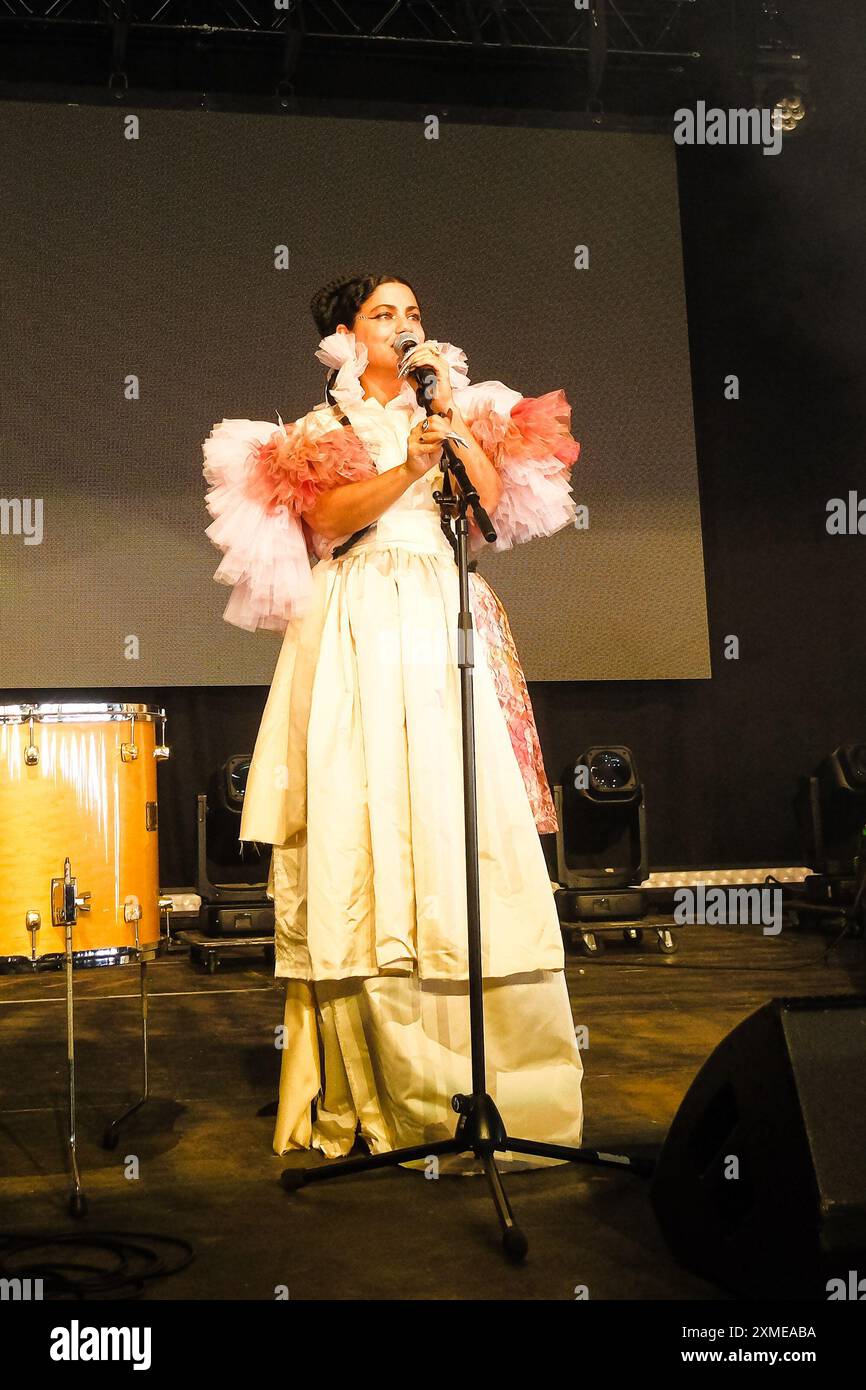 Malmesbury, Regno Unito. 27 luglio 2024. Emel si esibisce al d&b Soundscape durante Womad - World of Music, Arts and Dance 2024. Emel Mathlouthi, noto anche come Emel, è un cantautore, musicista, arrangiatore e produttore tunisino-americano. Foto di Julie Edwards./Alamy Live News Foto Stock