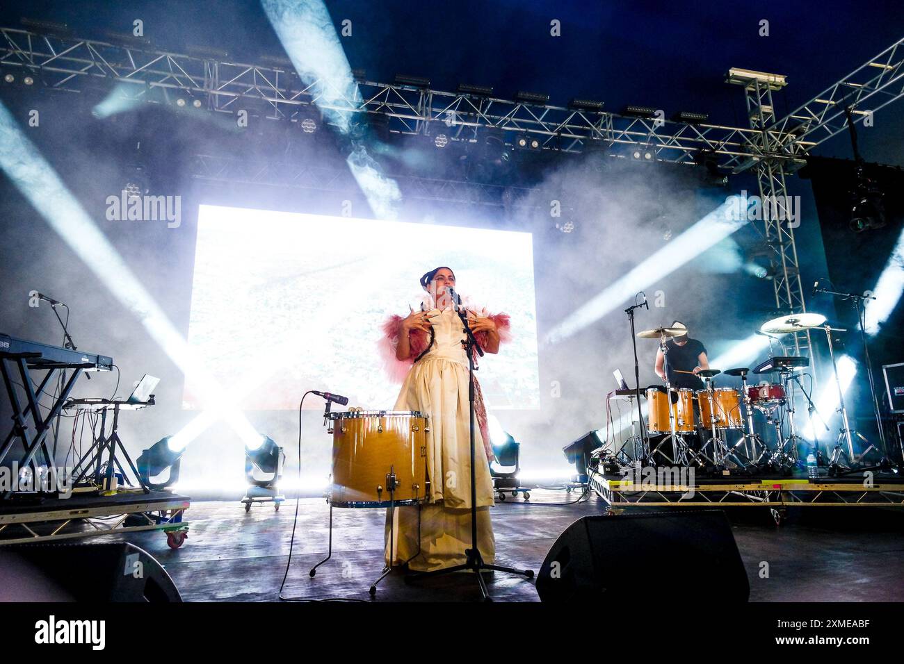 Malmesbury, Regno Unito. 27 luglio 2024. Emel si esibisce al d&b Soundscape durante Womad - World of Music, Arts and Dance 2024. Emel Mathlouthi, noto anche come Emel, è un cantautore, musicista, arrangiatore e produttore tunisino-americano. Foto di Julie Edwards./Alamy Live News Foto Stock