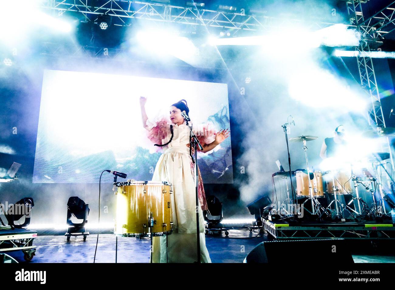 Malmesbury, Regno Unito. 27 luglio 2024. Emel si esibisce al d&b Soundscape durante Womad - World of Music, Arts and Dance 2024. Emel Mathlouthi, noto anche come Emel, è un cantautore, musicista, arrangiatore e produttore tunisino-americano. Foto di Julie Edwards./Alamy Live News Foto Stock