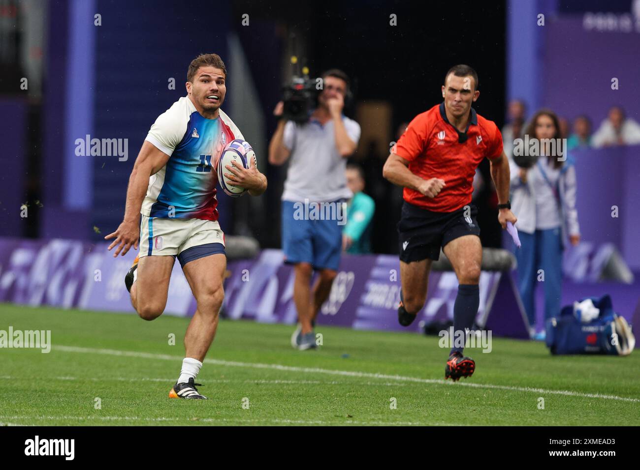 PARIGI, FRANCIA. 27 luglio 2024. Antoine Dupont di Francia fa chiarezza per tentare di vincere la finale di rugby maschile dei Sevens tra Francia e Figi il primo giorno dei Giochi Olimpici di Parigi 2024, allo Stade de France di Parigi, Francia. Crediti: Craig Mercer/Alamy Live News Foto Stock