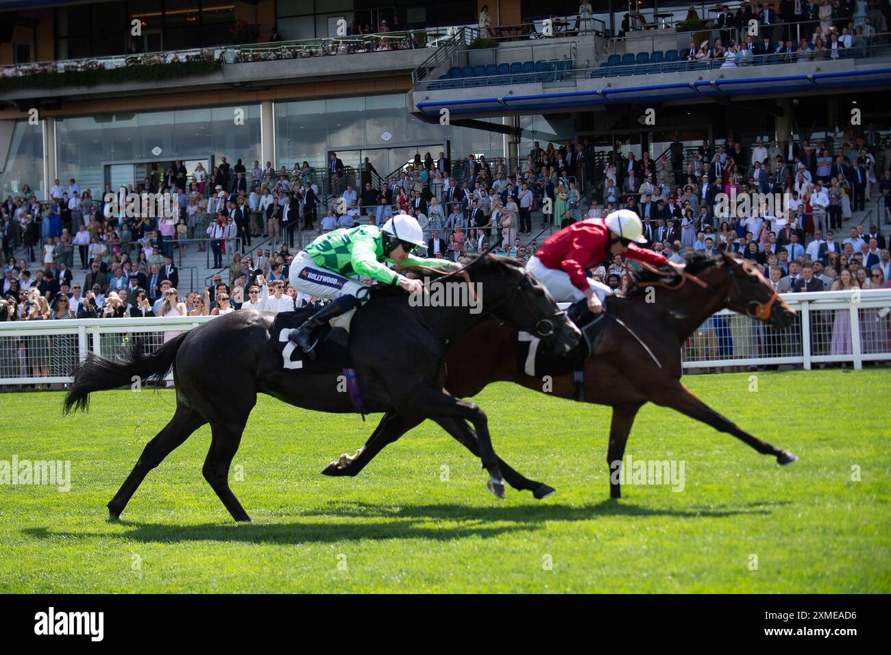 Ascot, Berkshire, Regno Unito. 27 luglio 2024. Horse Our Terms guidato dal fantino Ryan Moore (sete rosse) vince il British EBF Crocker Bulteel "Confined" Maiden Stakes. Proprietario Mr. R Barnett, allenatore Richard Hannon, Marlborough, allevatore W & R Barnett Ltd Crediti: Maureen McLean/Alamy Live News Foto Stock