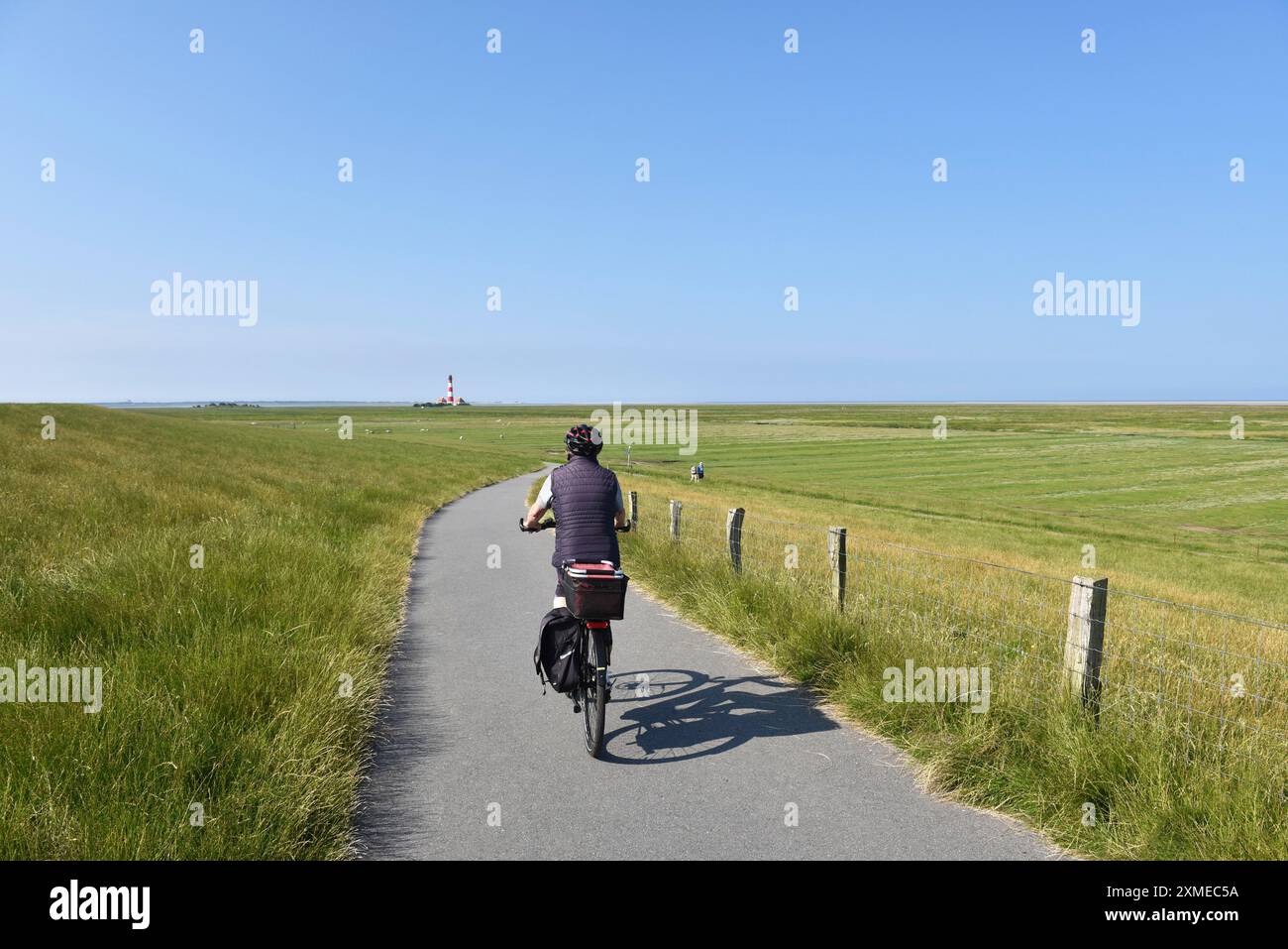 In bicicletta al faro di Westerheversand, Schleswig-Holstein, Germania Foto Stock
