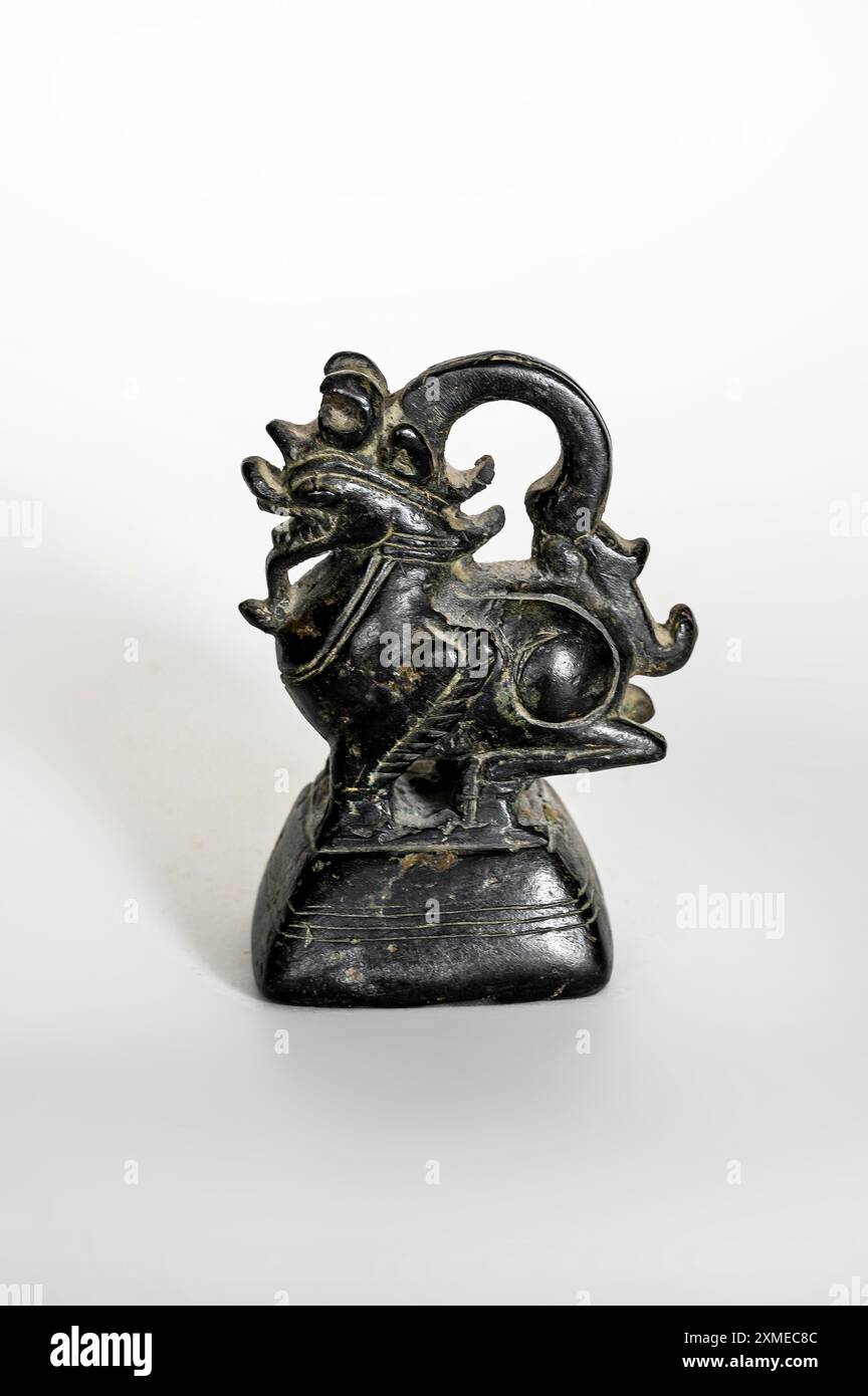 Peso in bronzo a forma di animale, leone, chinthe, leogryph mitico, peso dell'oppio proveniente dal Myanmar, Birmania Foto Stock
