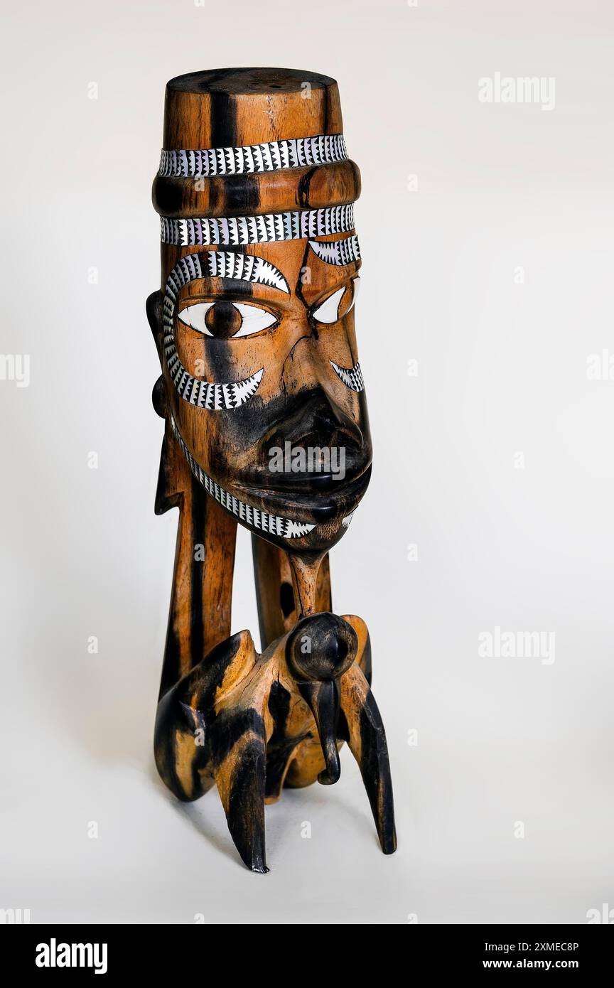 Scultura, Nguzu Nguzu, figura delle Isole Salomone con intarsi madreperla, Pacifico, Oceania Foto Stock