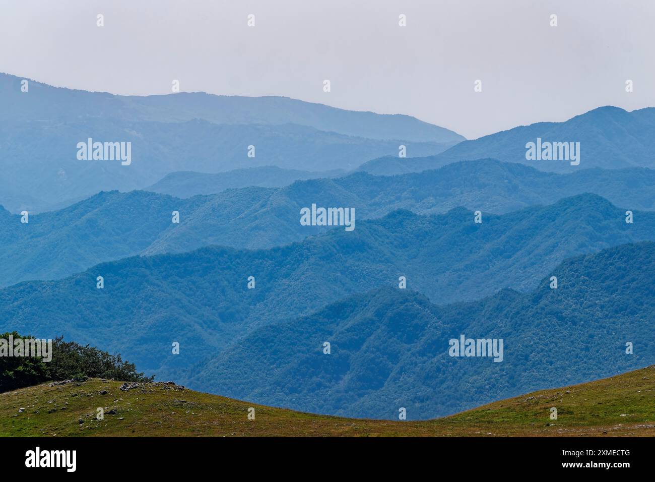 Paesaggio montano nell'Appennino umbro-marchigiano intorno al Monte vettore e al Parco Nazionale dei Monti Sibillini. Arquata del Tronto, Ascoli Piceno Foto Stock