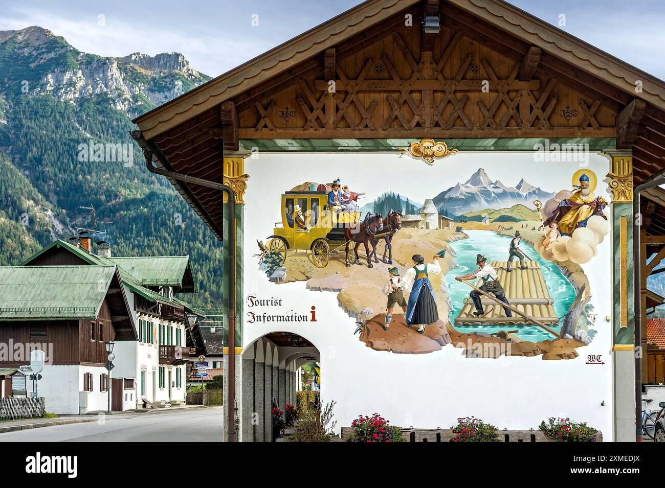 Tipico dipinto di Lueftl con carrozza e mestiere sul fiume Isar presso il municipio di Wallgau, dietro le montagne Signalkopf e Lausberg Foto Stock