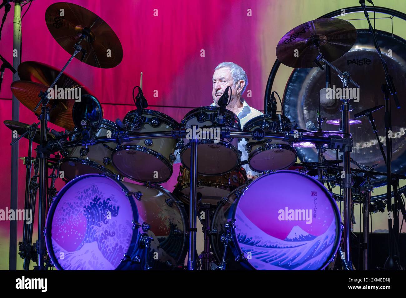 Nick Mason, pseudonimo di Nicholas Berkeley Mason, batterista storico della band dei Pink Floyd, suona la batteria durante le sue esibizioni dal vivo con Nick Mason S. Foto Stock