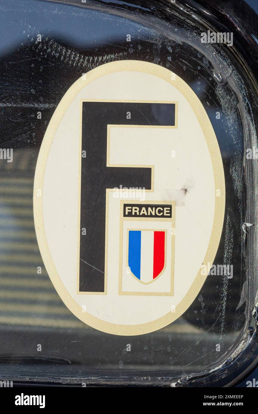 Vecchia targa o codice paese F per la Francia su un'auto d'epoca, Germania Foto Stock