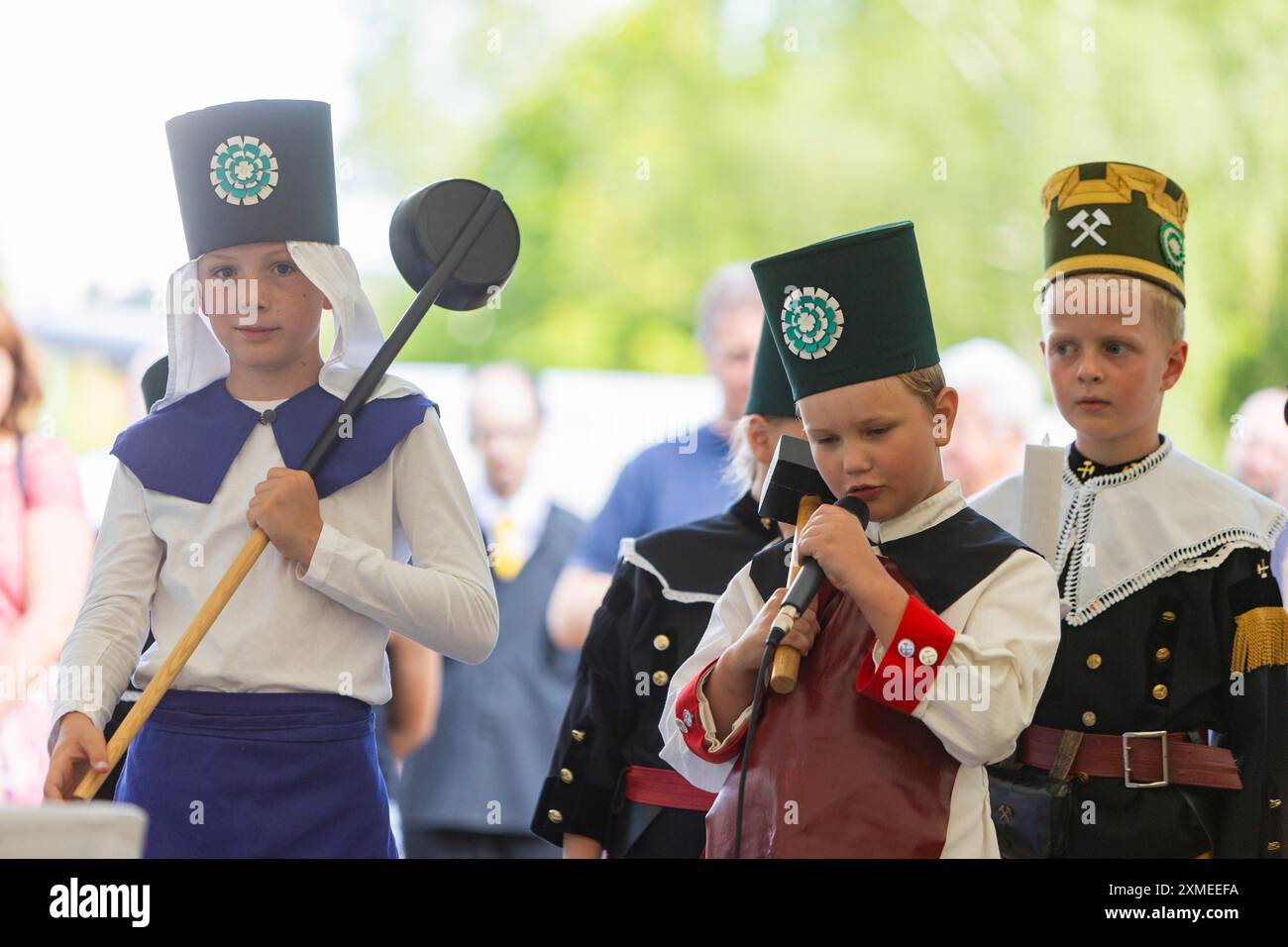 Il ministro Michael Kretschmer si reca a Schneeberg in occasione della giornata della disputa sulle montagne. Ecco una performance del gruppo dei bambini Foto Stock