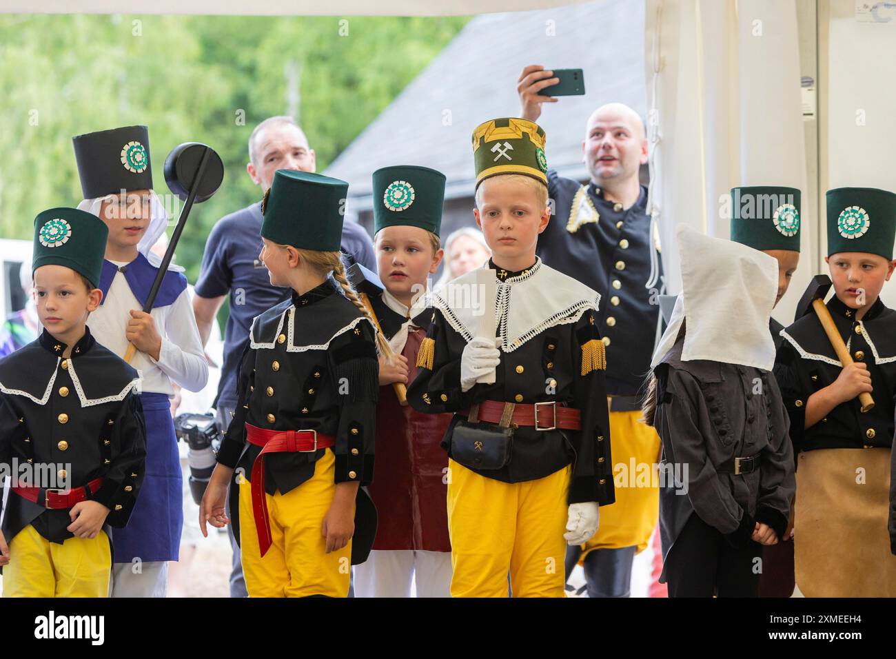 Il ministro Michael Kretschmer si reca a Schneeberg in occasione della giornata della disputa sulle montagne. Ecco una performance del gruppo dei bambini Foto Stock