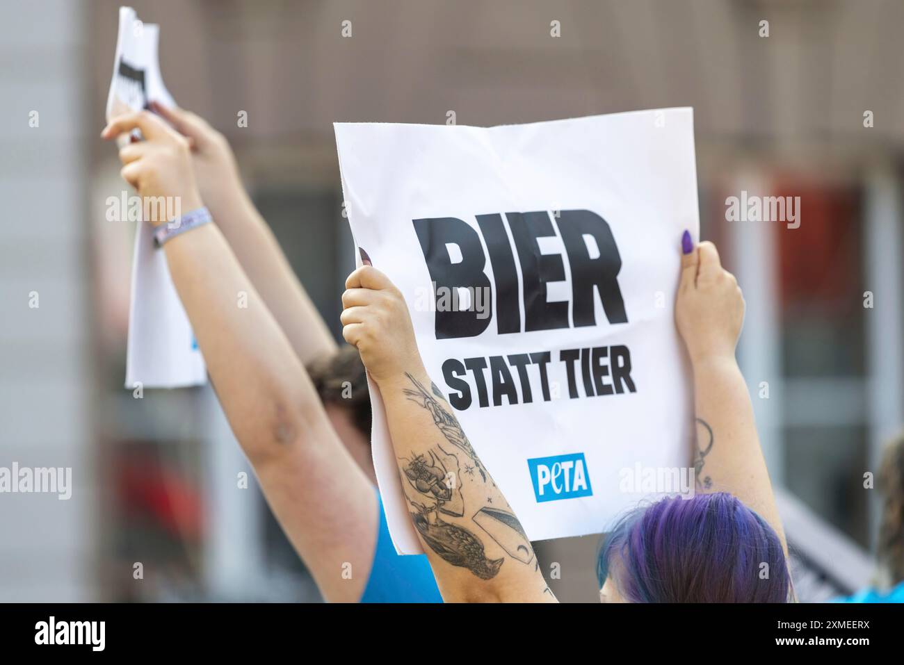 Protesta contro i membri della PETA, la più grande organizzazione tedesca per i diritti degli animali, la giornata dei pescatori a Memmingen, Unterallgaeu, Allgaeu, Baviera, Germania Foto Stock