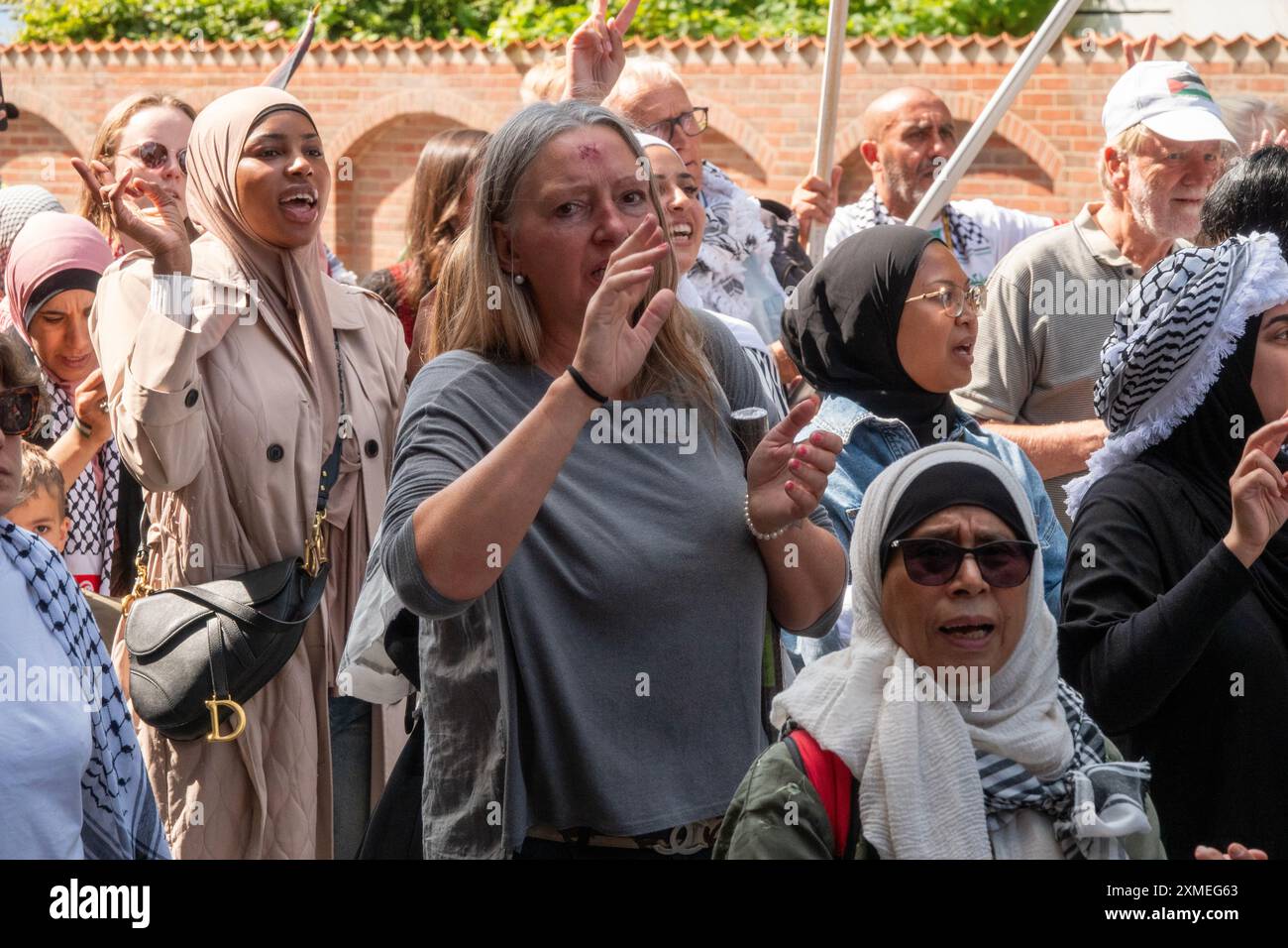 Folla di persone che marciano in segno di solidarietà con la Palestina Foto Stock