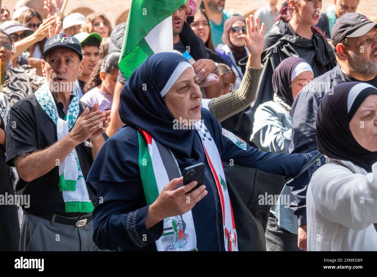 Folla di persone che marciano in segno di solidarietà con la Palestina Foto Stock