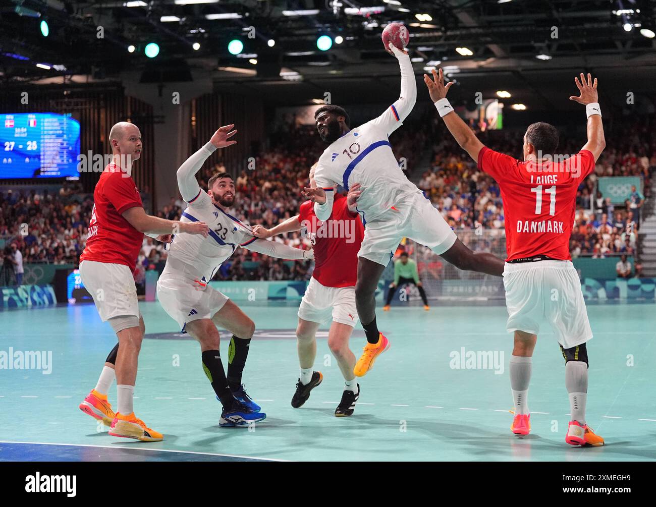 Paris South Arena, Parigi, Francia. 27 luglio 2024. Dika Mem (Francia) spara in porta durante una partita olimpica di pallamano - gruppo A, Danimarca e Francia, alla Paris South Arena, Parigi, Francia. Ulrik Pedersen/CSM (immagine di credito: © Ulrik Pedersen/Cal Sport Media). Crediti: csm/Alamy Live News Foto Stock