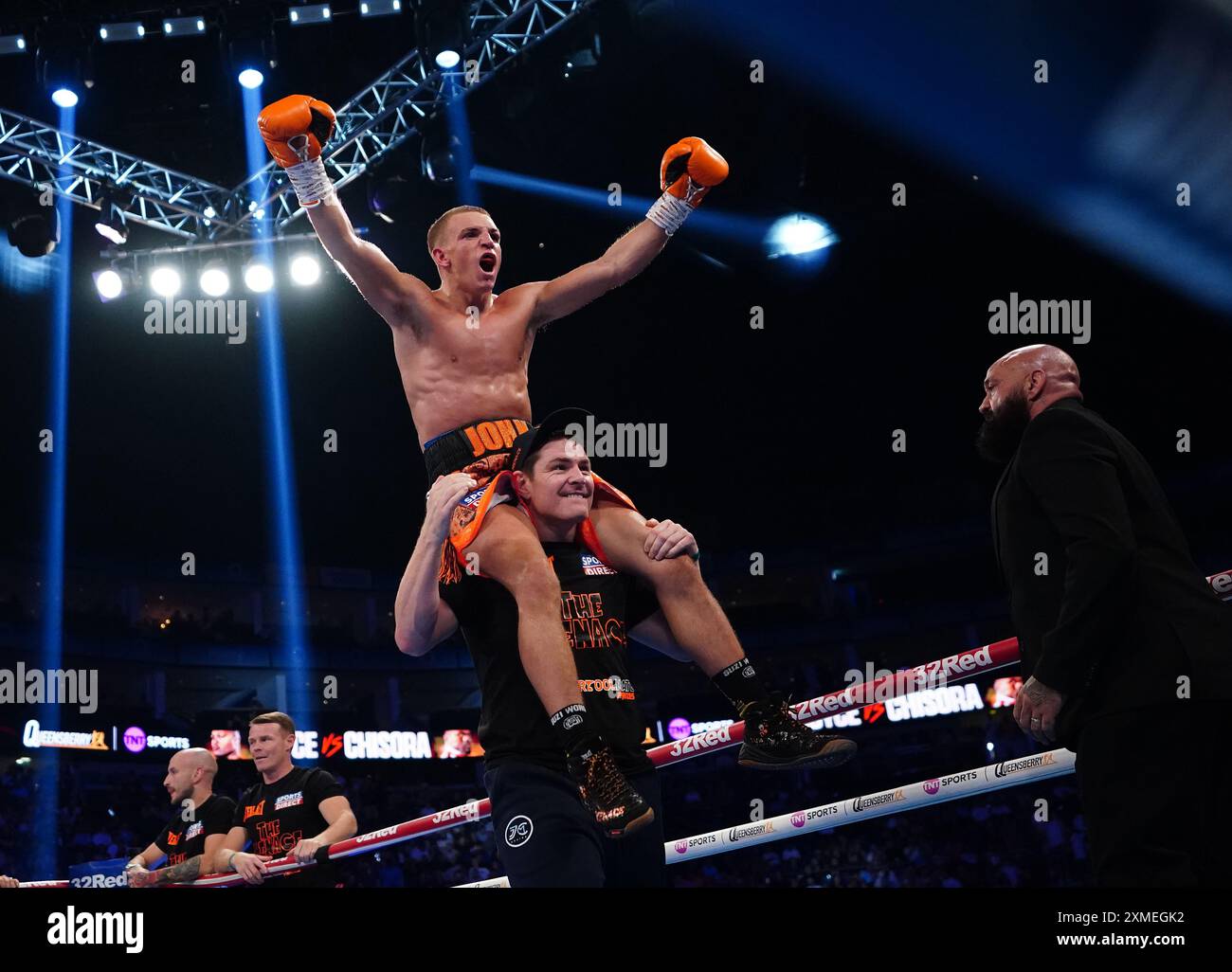 Dennis McCann (top) celebra la vittoria su Ionut Baluta (non nella foto) all'O2 di Londra. Data foto: Sabato 27 luglio 2024. Foto Stock