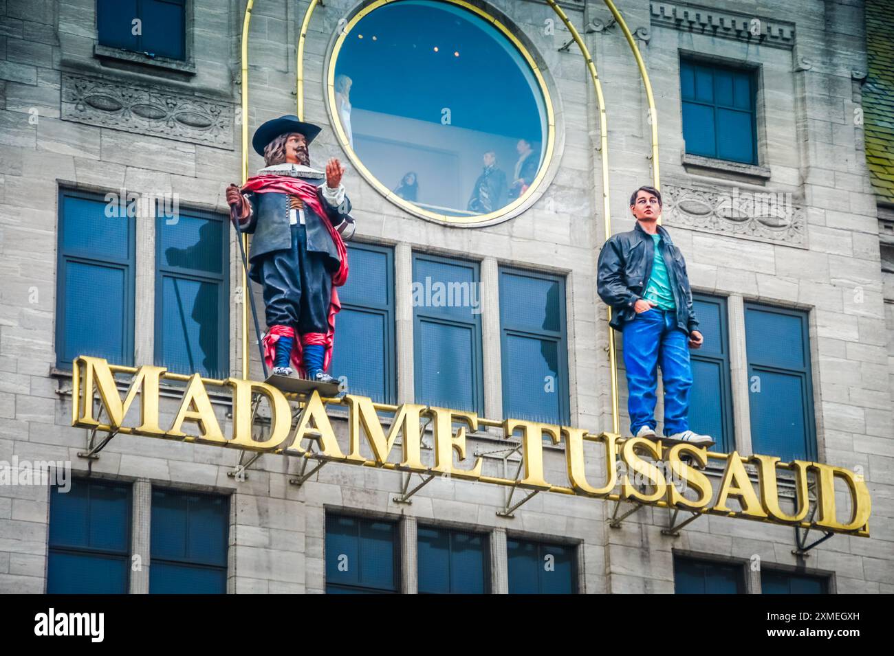 Il testo descrive il logo di Madame Tussauds, un popolare museo delle cere conosciuto per le sue figure di celebrità simili alla vita. In altre parole, è un Foto Stock