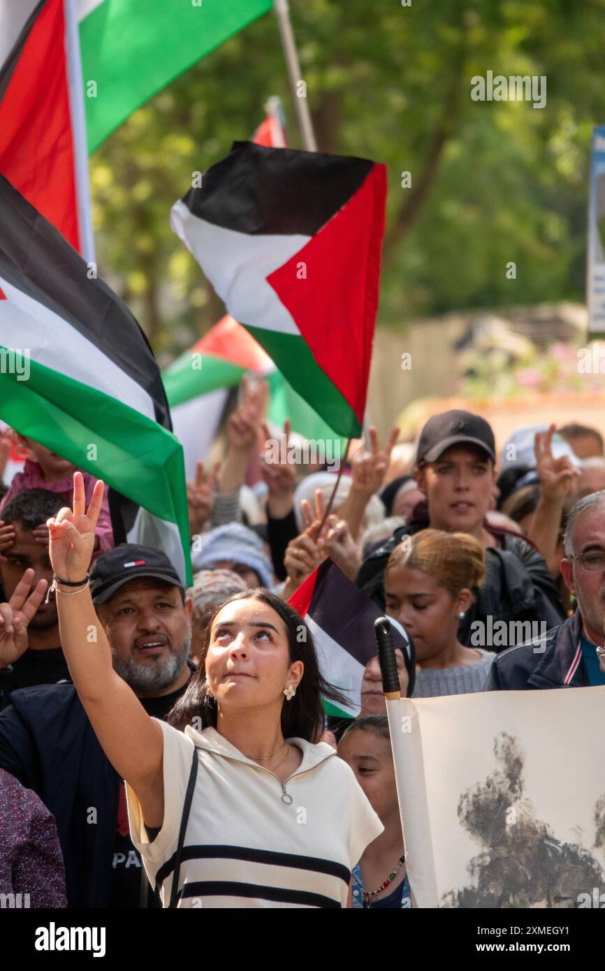 Folla di persone che marciano in segno di solidarietà con la Palestina Foto Stock
