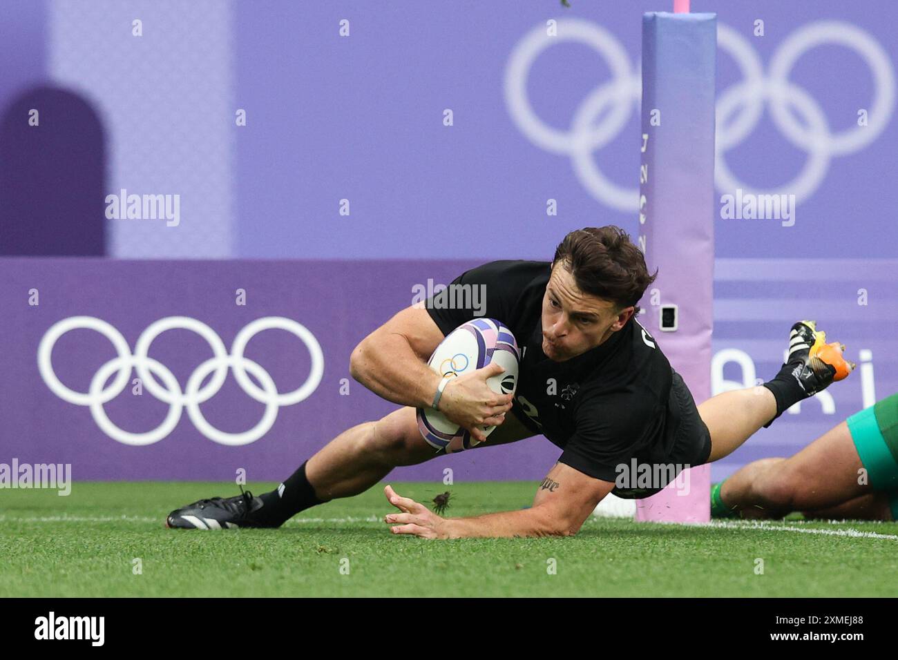 PARIGI, FRANCIA. 27 luglio 2024. Leroy Carter della nuova Zelanda fa una prova durante la partita di rugby maschile del 5° e 6° posto tra nuova Zelanda e Irlanda il primo giorno dei Giochi Olimpici di Parigi 2024, allo Stade de France di Parigi, Francia. Crediti: Craig Mercer/Alamy Live News Foto Stock