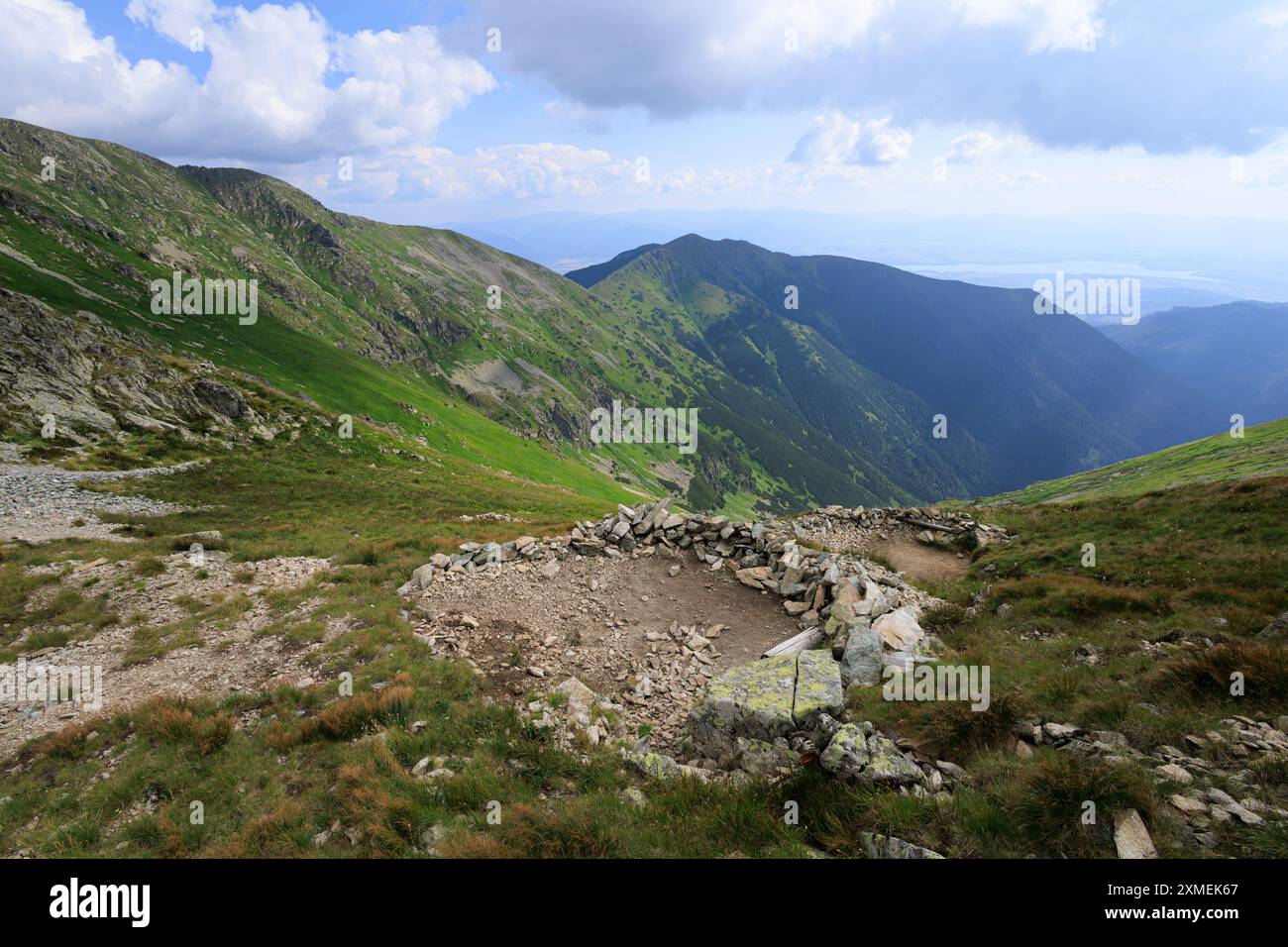 Banikovske sedlo, Tatra occidentali, Slovacchia. Sella di montagna con area arrotondata. Cima, picco e cima in lontananza. Estate. Foto Stock